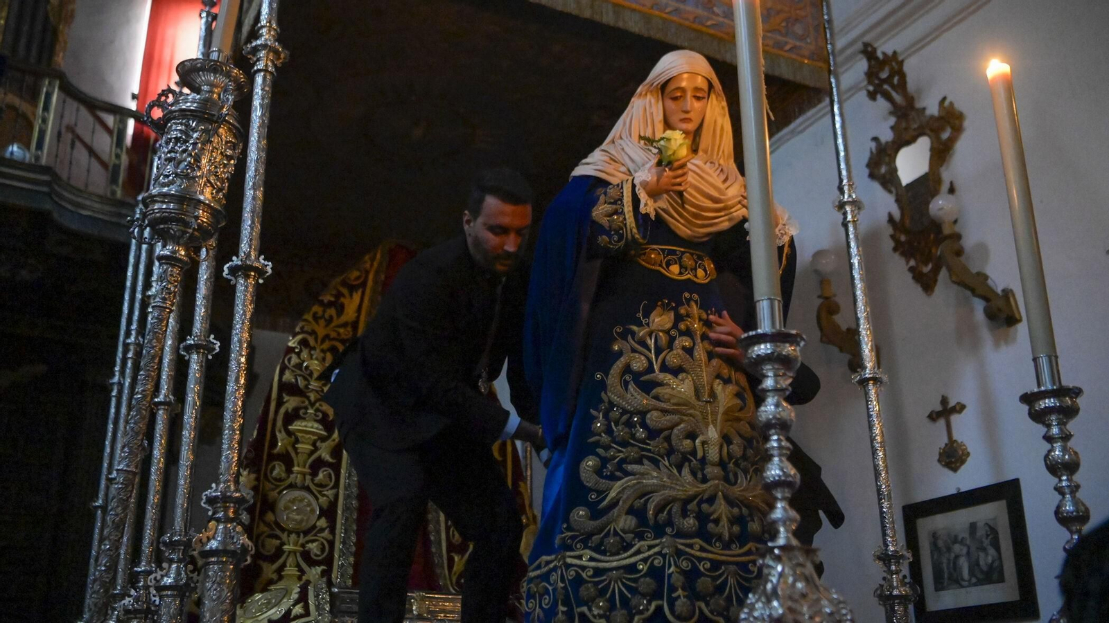 Multitudinario traslado de María Santísima de las Maravillas al paso de palio