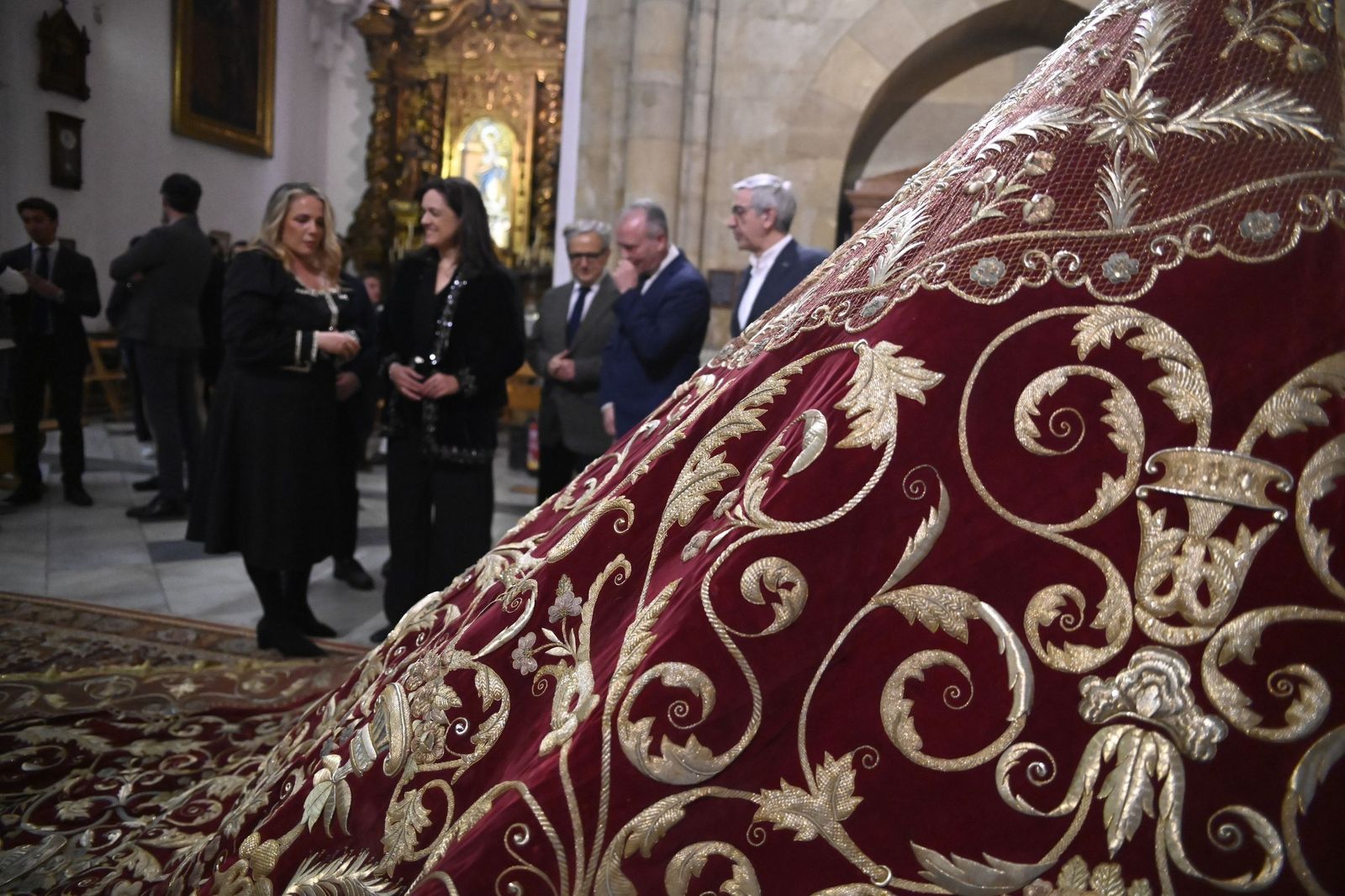Las fotos de la presentación del manto de la Reina de los Mártires de Córdoba tras su restauración