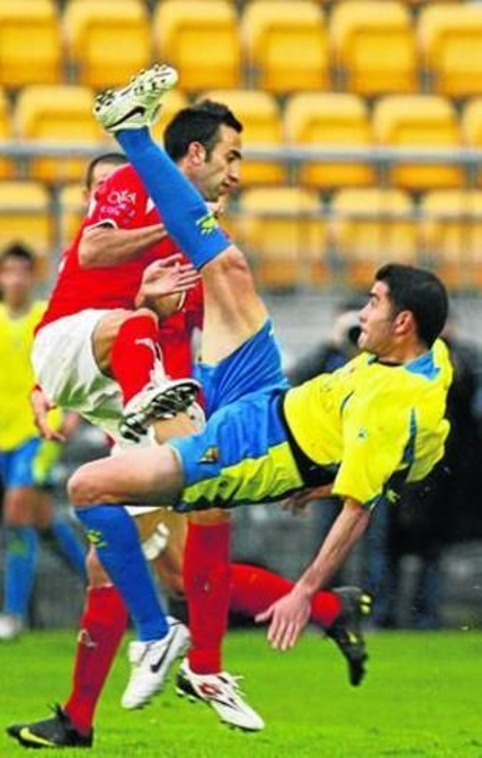 Enrique trató ayer de emular a Wayne Rooney sobre el verde del Ramón de Carranza.