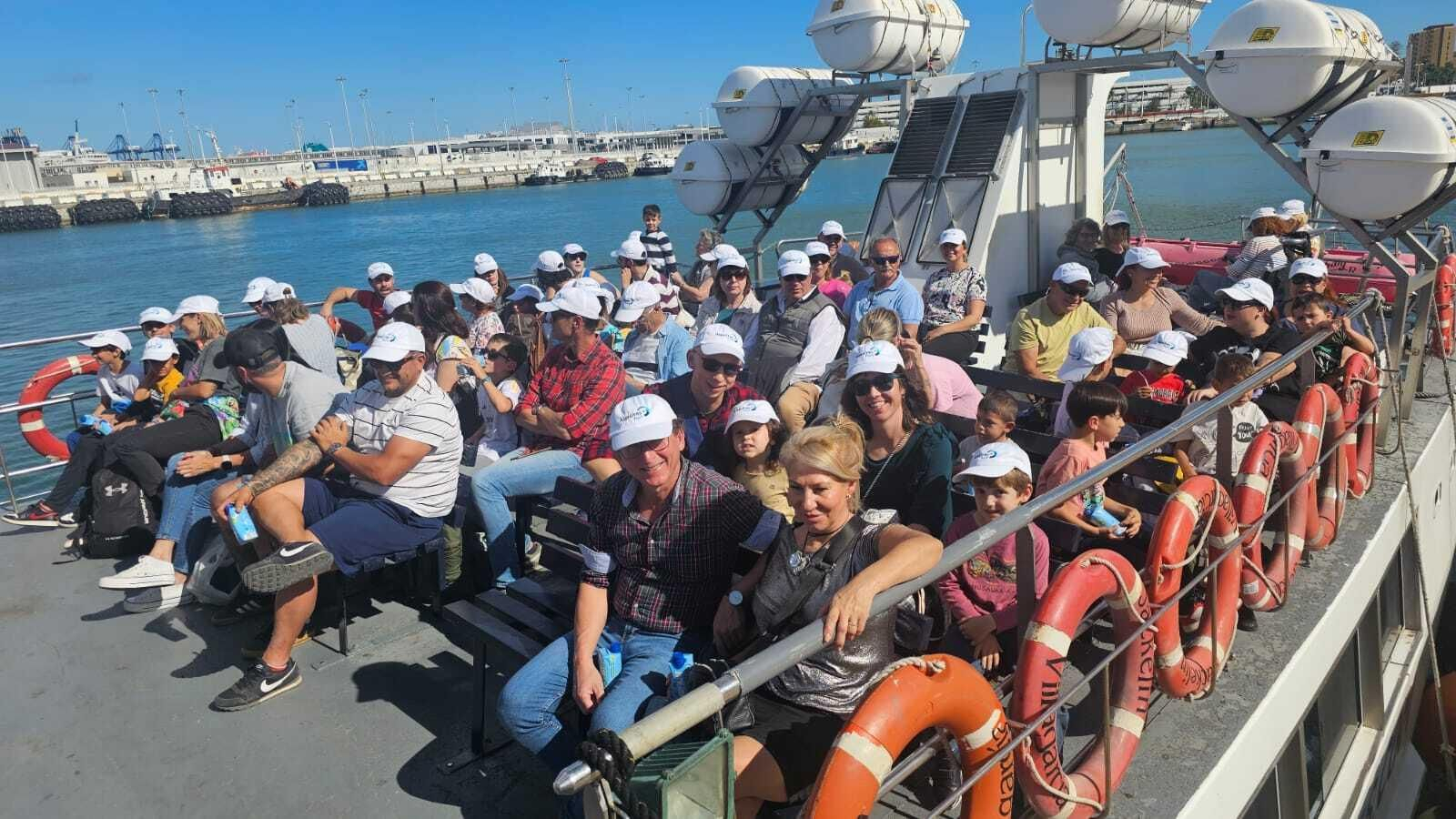 Pasajeros en el primer viaje del 'Jackelyn', este lunes. Pasajeros en el primer viaje del 'Jackelyn', este lunes.
