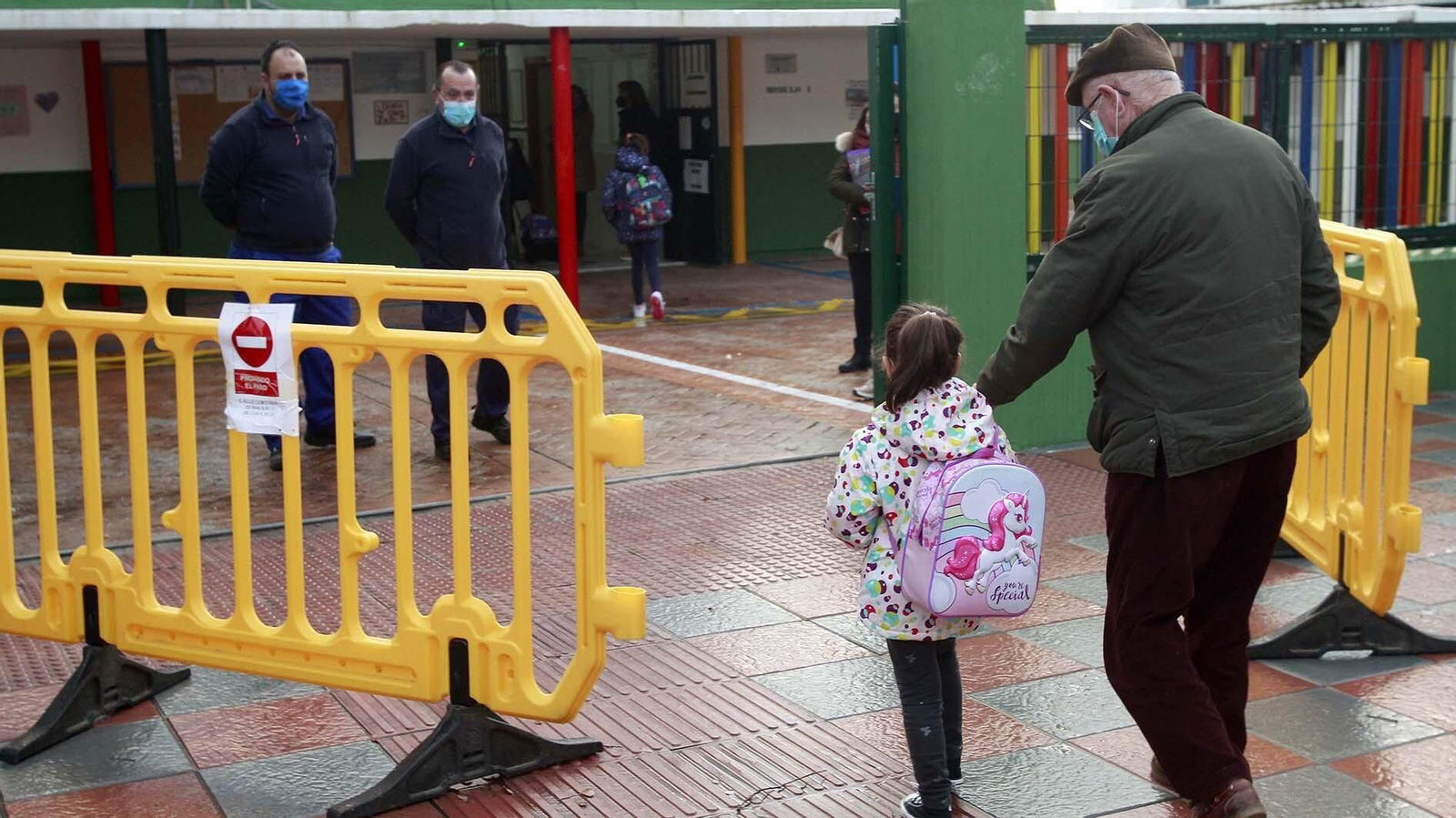 Entrada al colegio San Isidro Labrador en Los Barrios