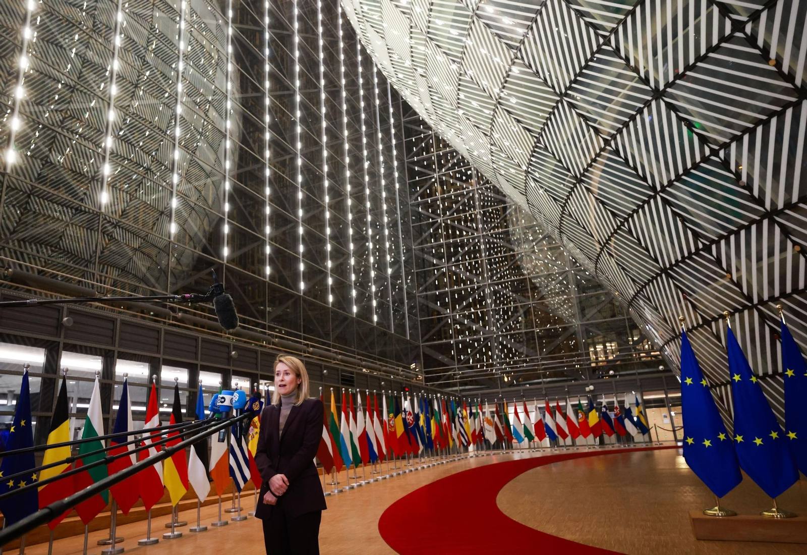 La alta representante de la Unión Europea, Kaja Kallas, se dirige a los medios en Bruselas.