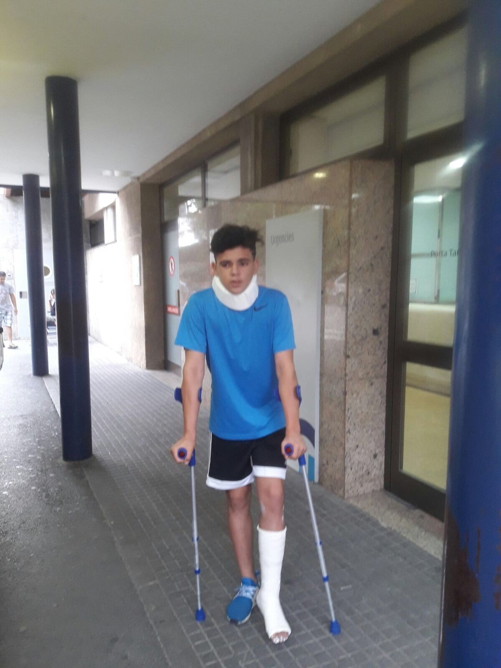 Fau Cañero, con collarín y la pierna izquierda escayolada.