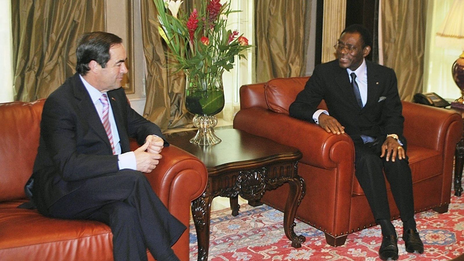 José Bono, en 2011, en una de sus frecuentes visitas a Guinea, con Teodoro Obiang