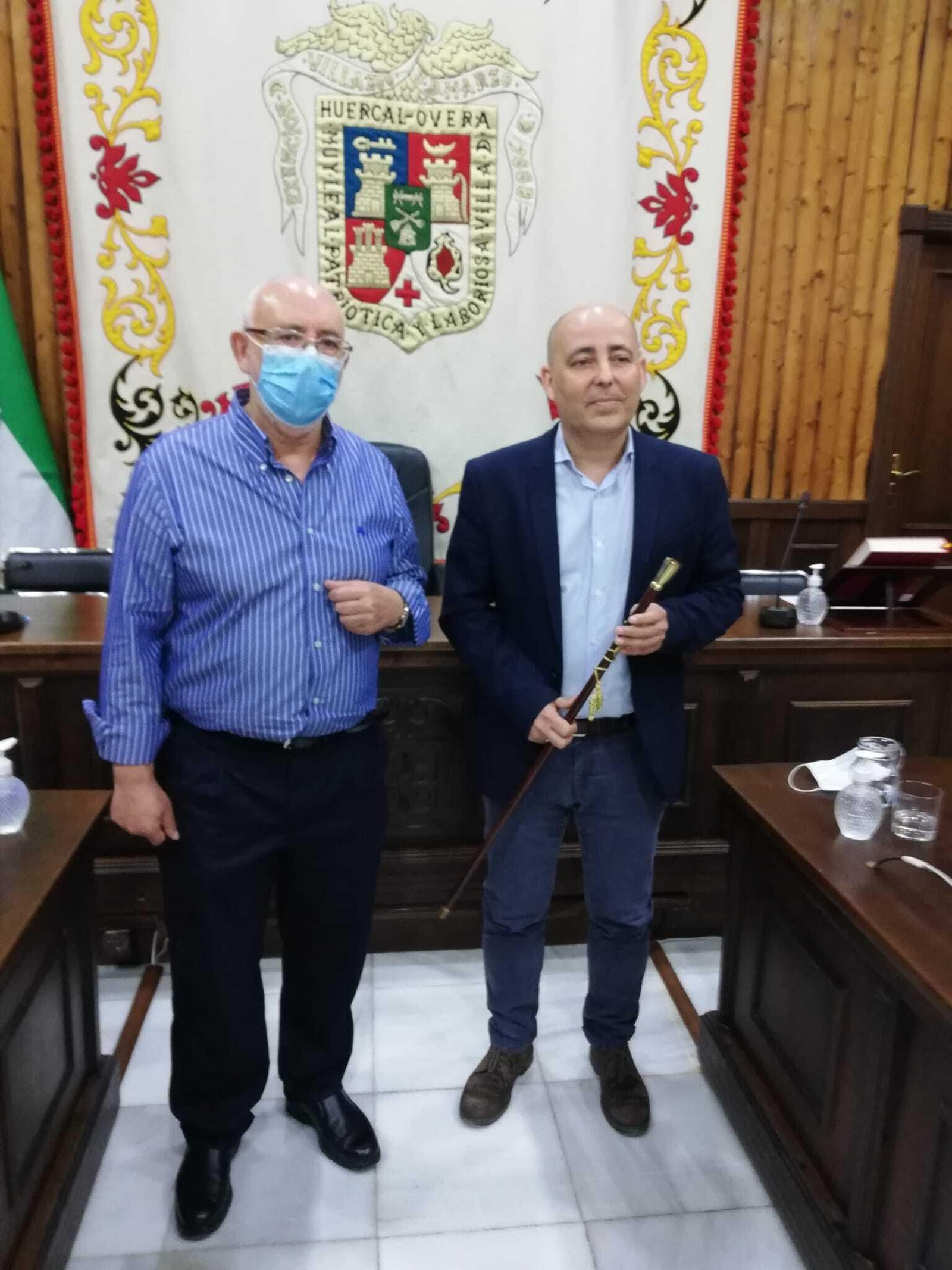 Ferrnández con la vara de alcalde junto al edil Pepe López.