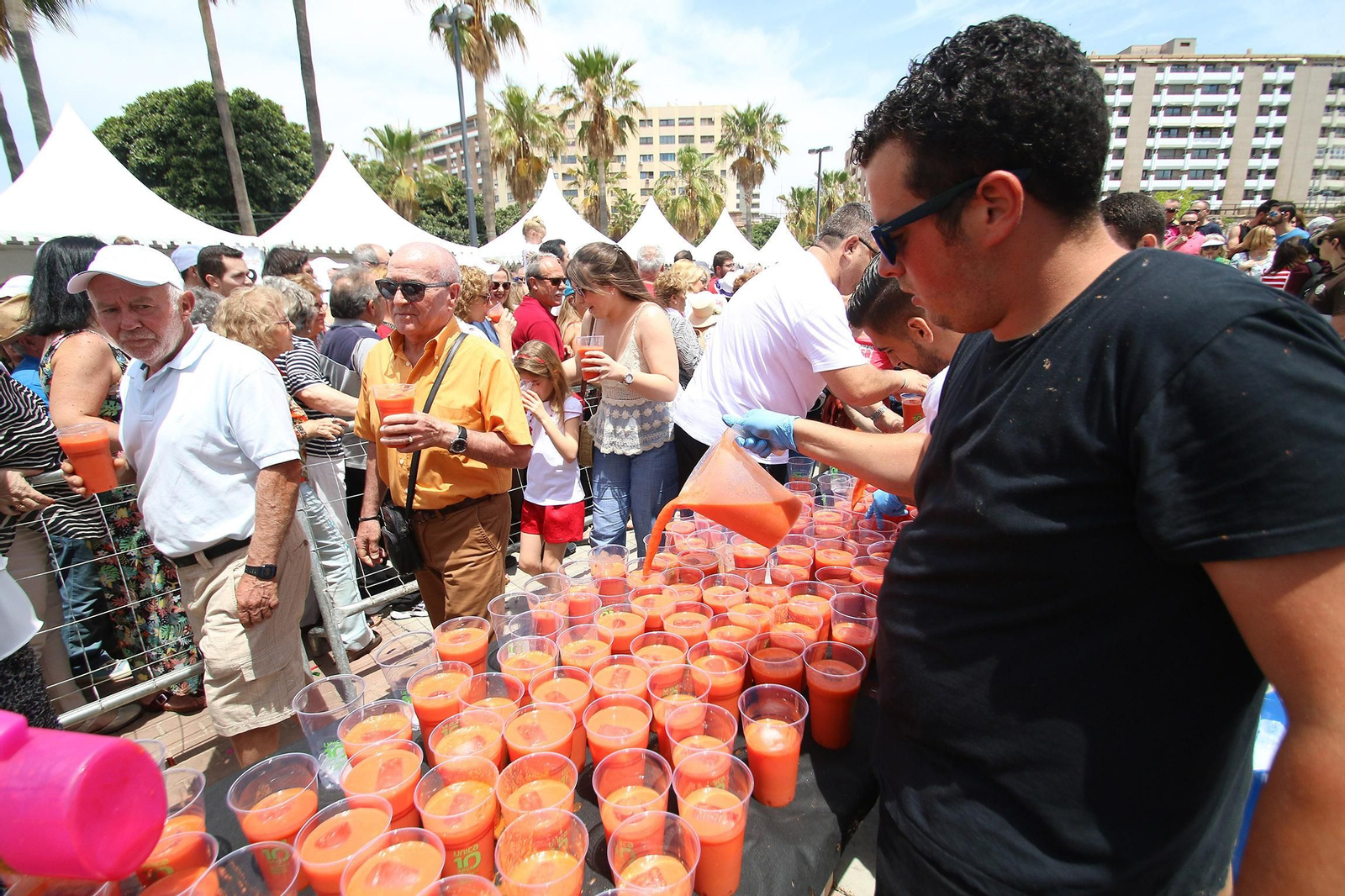 Fotogalería del récord Guinnes del gazpacho más grande del mundo