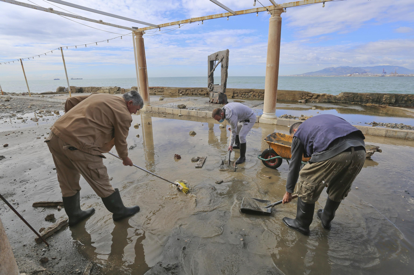 Las fotos de los trabajos en los paseos marítimos y chiringuitos de Málaga para paliar los efectos del temporal