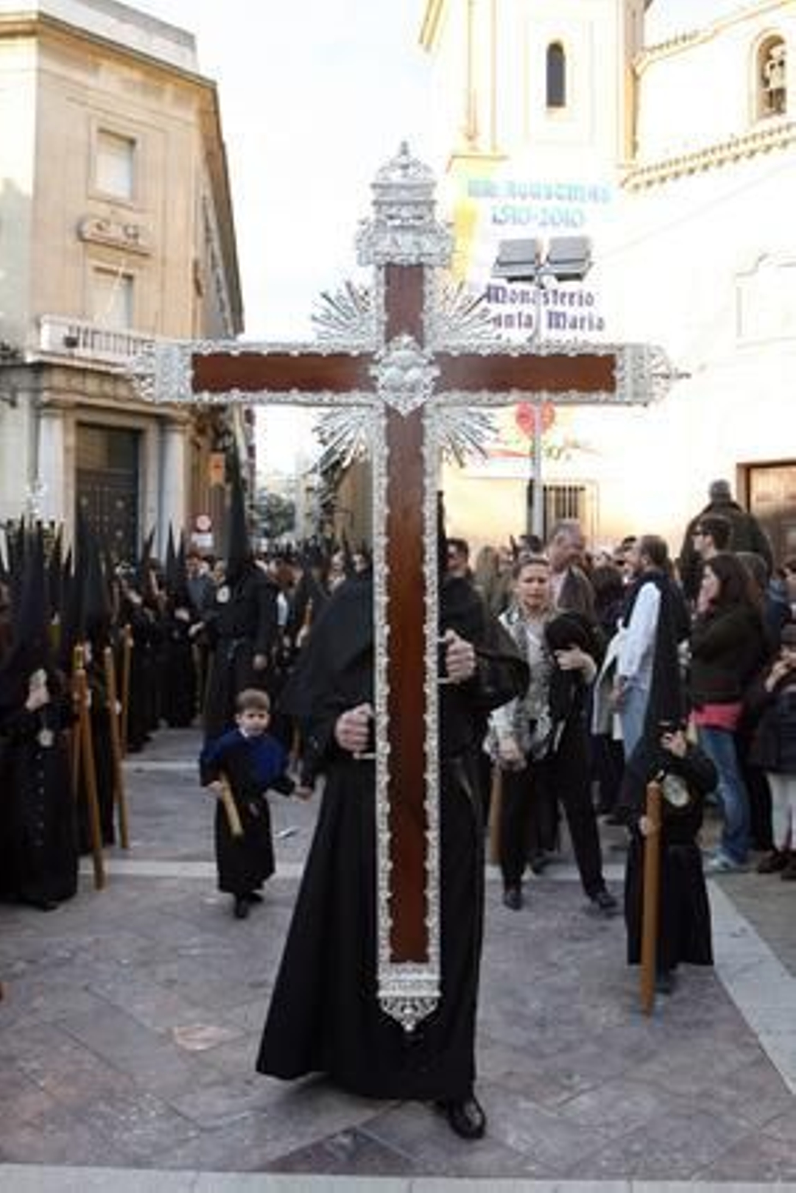 La ciudad se echó a la calle para acompañar a los pasos. Fotos: Espínola / Begoña Mora