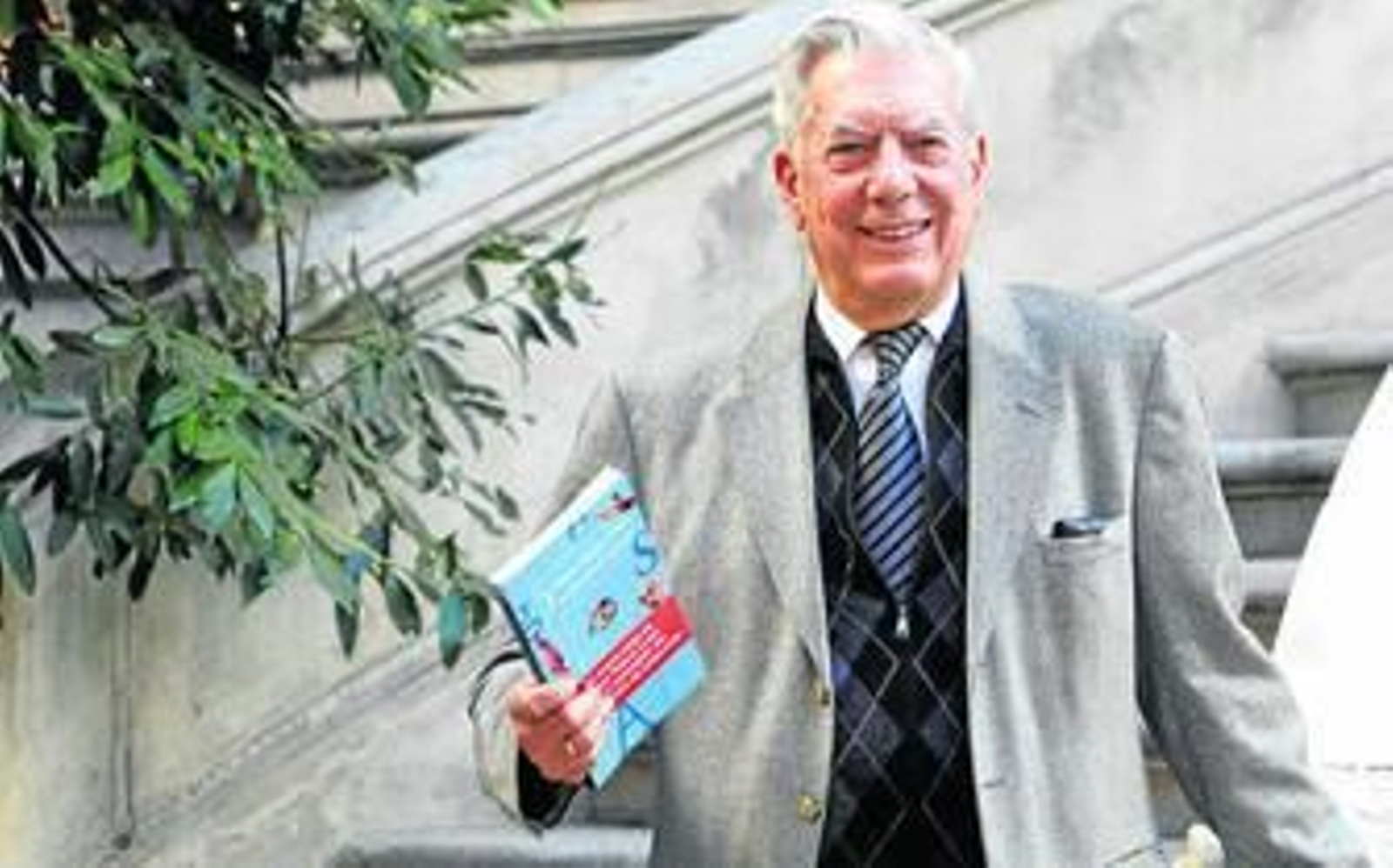 Entre los autores que pasarán al megasello, Saramago, García Márquez o Vargas Llosa (en la imagen).