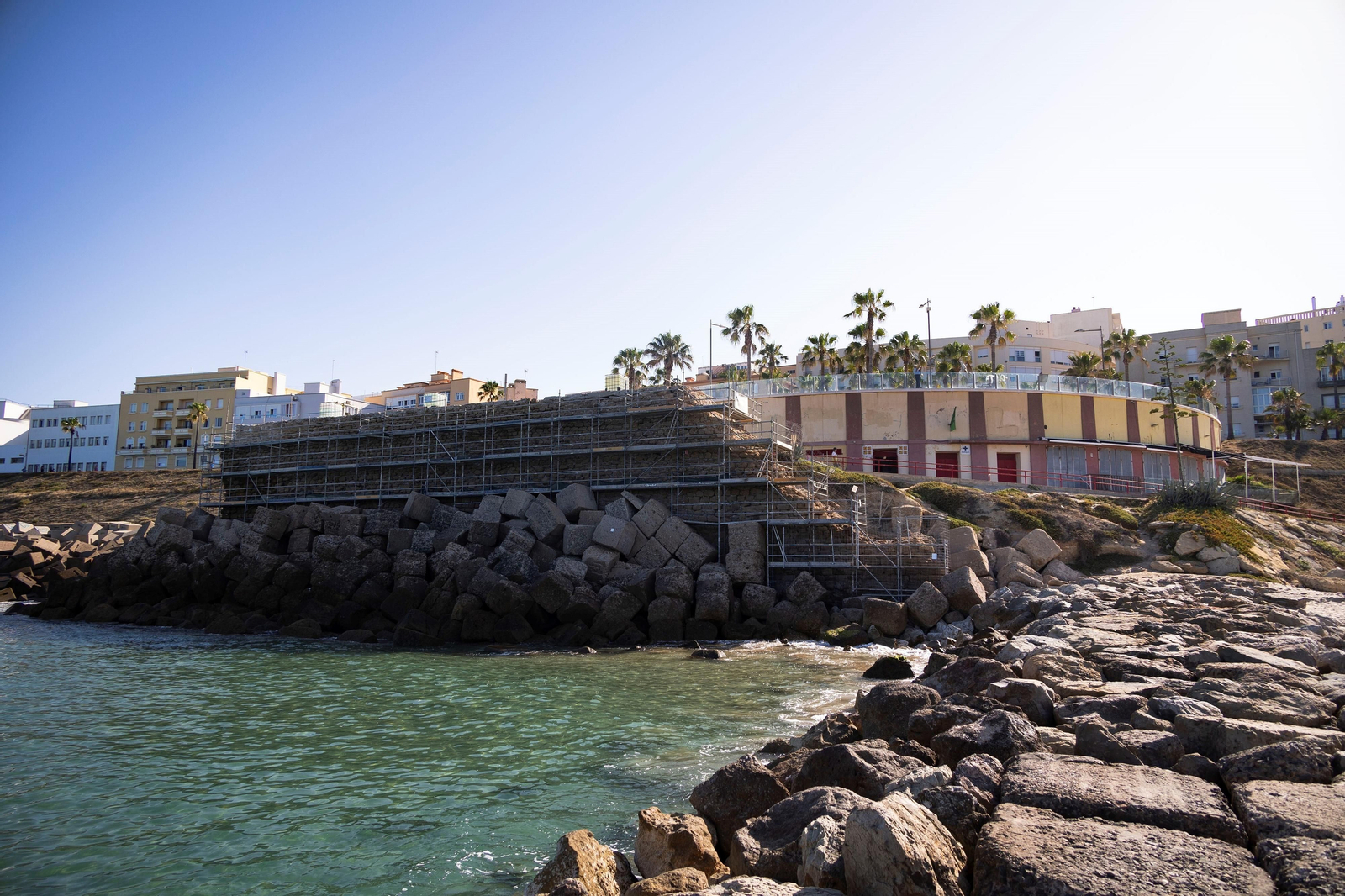 Tramo de la muralla del conjunto de los glacis que está recuperando Costas.
