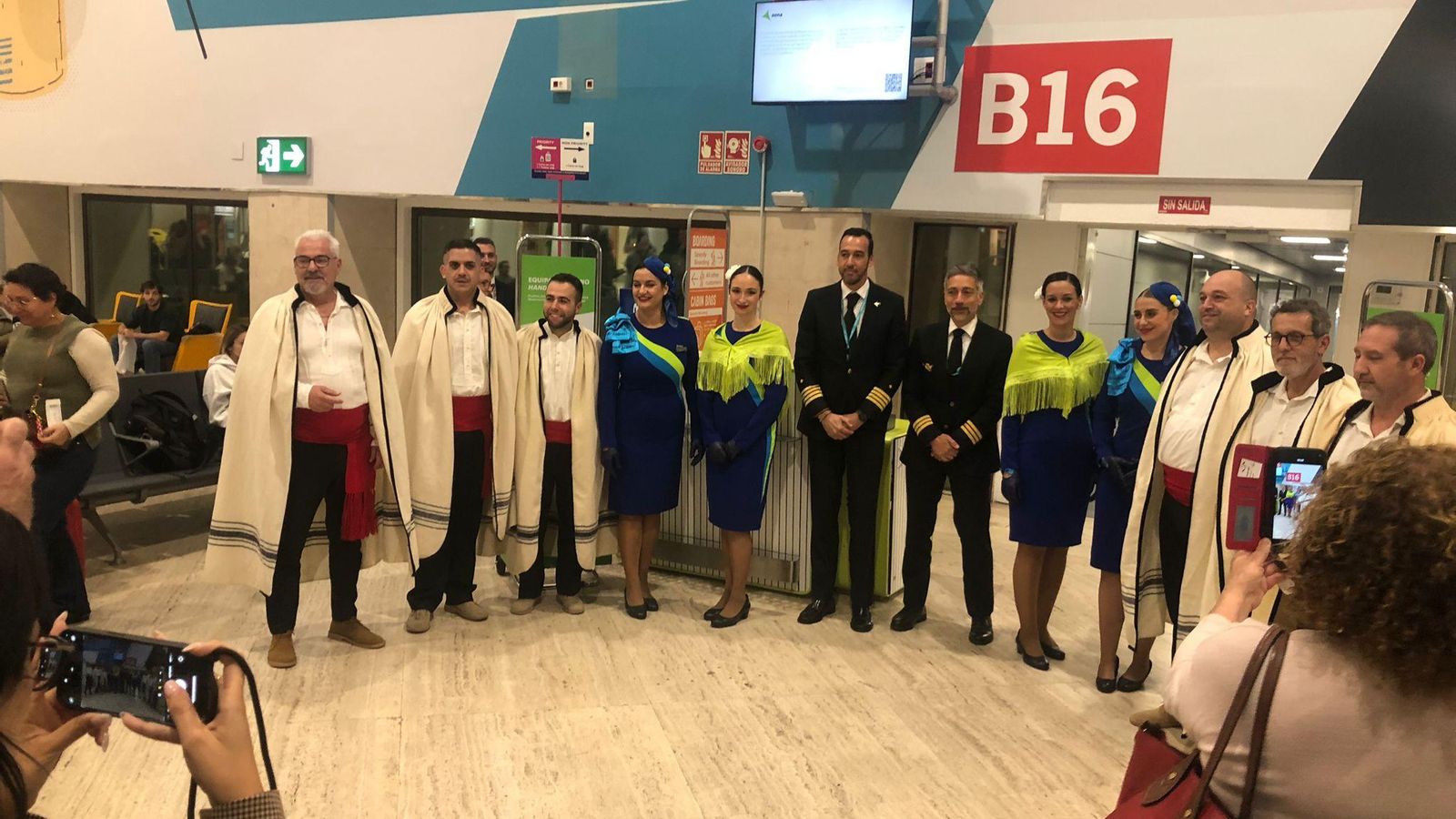 Llegada del primer vuelo de Binter desde Tenerife Norte al aeropuerto de Sevilla