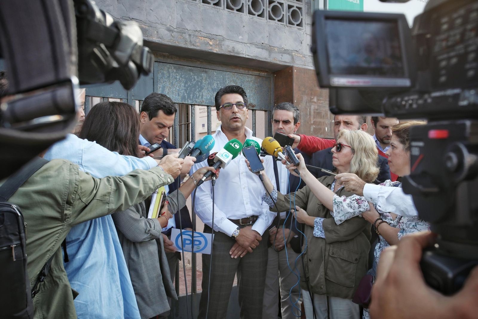 Juan José Moguel, el padre del menor que lleva un mes y medio sin su monitor de apoyo.