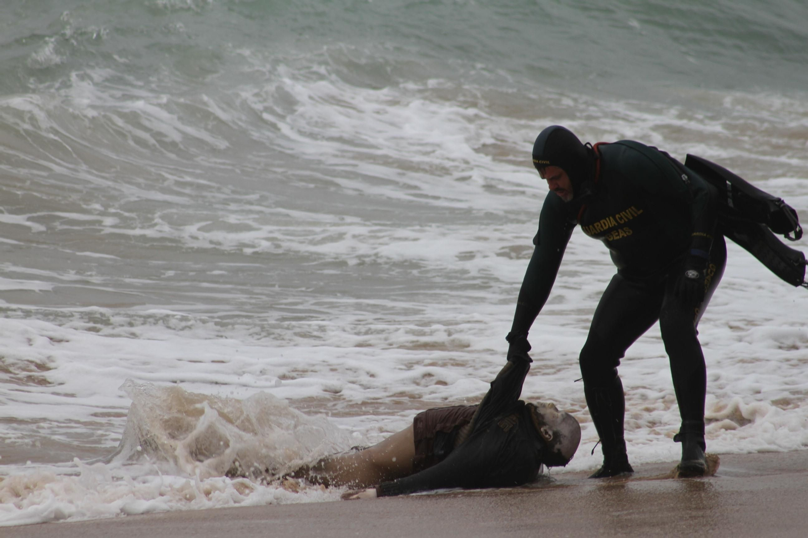 Un Guardia Civil recupera del oleaje el cuerpo del octavo inmigrante fallecido en Los Caños.