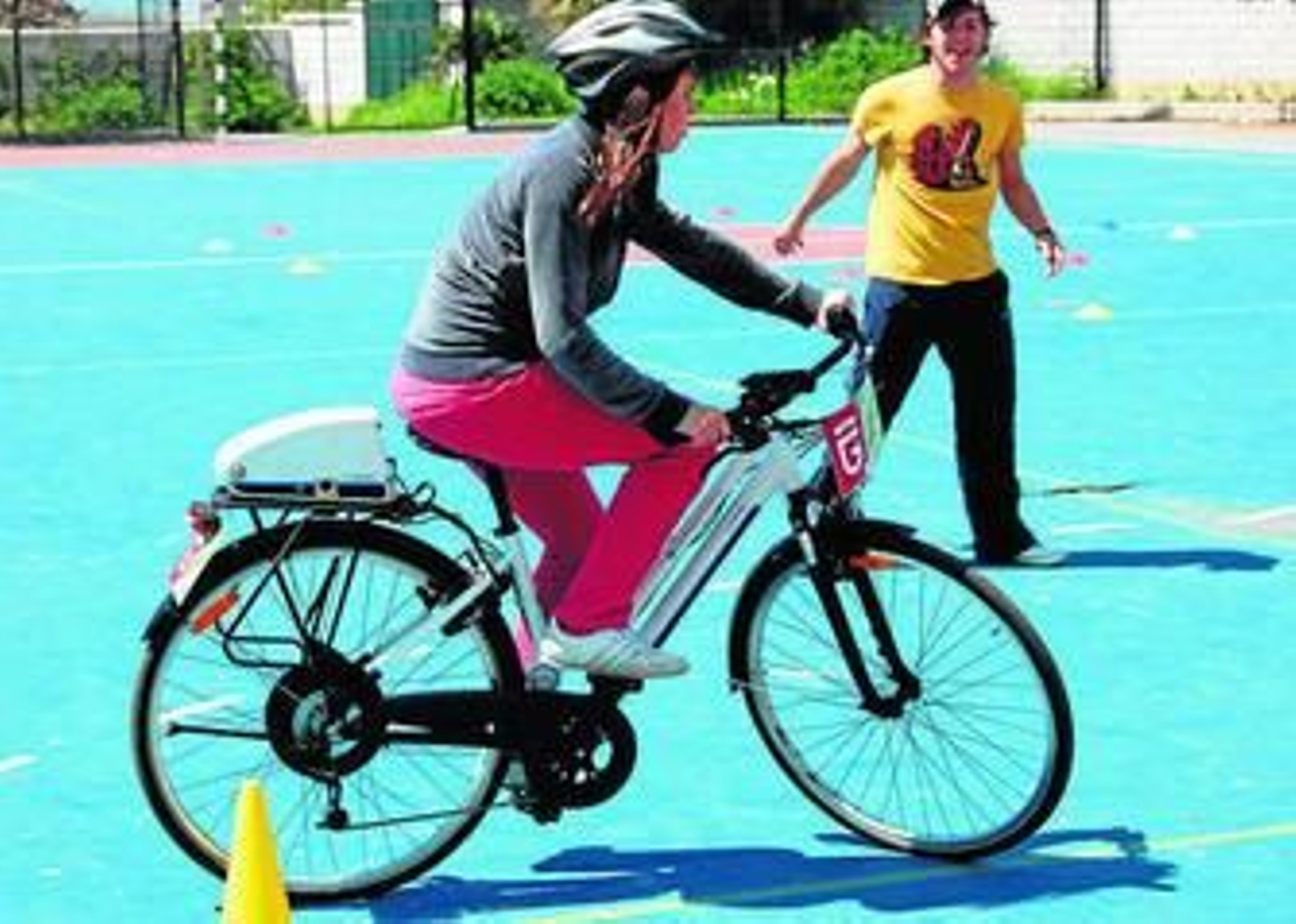 1.Veinte alumnos del IES Ginés de los Ríos participaron ayer en el programa 'Enruédate' organizado por la Diputación. 2. Sólo el 1% de los alumnos reconoció que utiliza la bicicleta en sus desplazamientos habituales. 3. Los escolares asistieron a unas calses teóricas y talleres sobre el uso de la bicicleta.