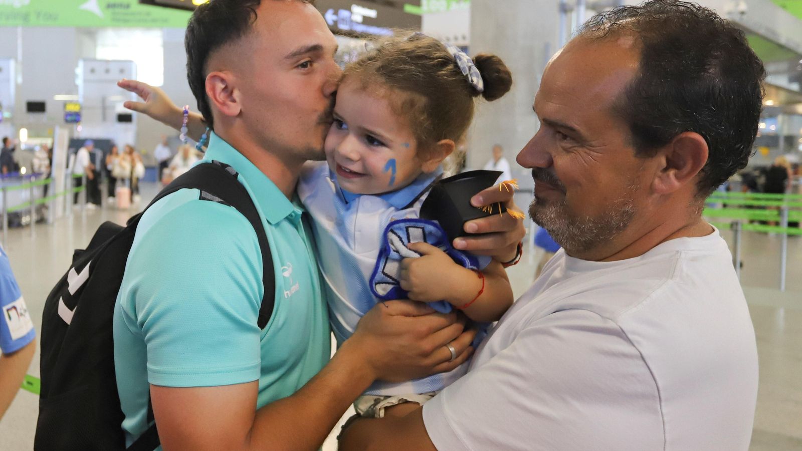 Las fotos de la afición despidiendo al Málaga en el aeropuerto antes de ir a Tarragona
