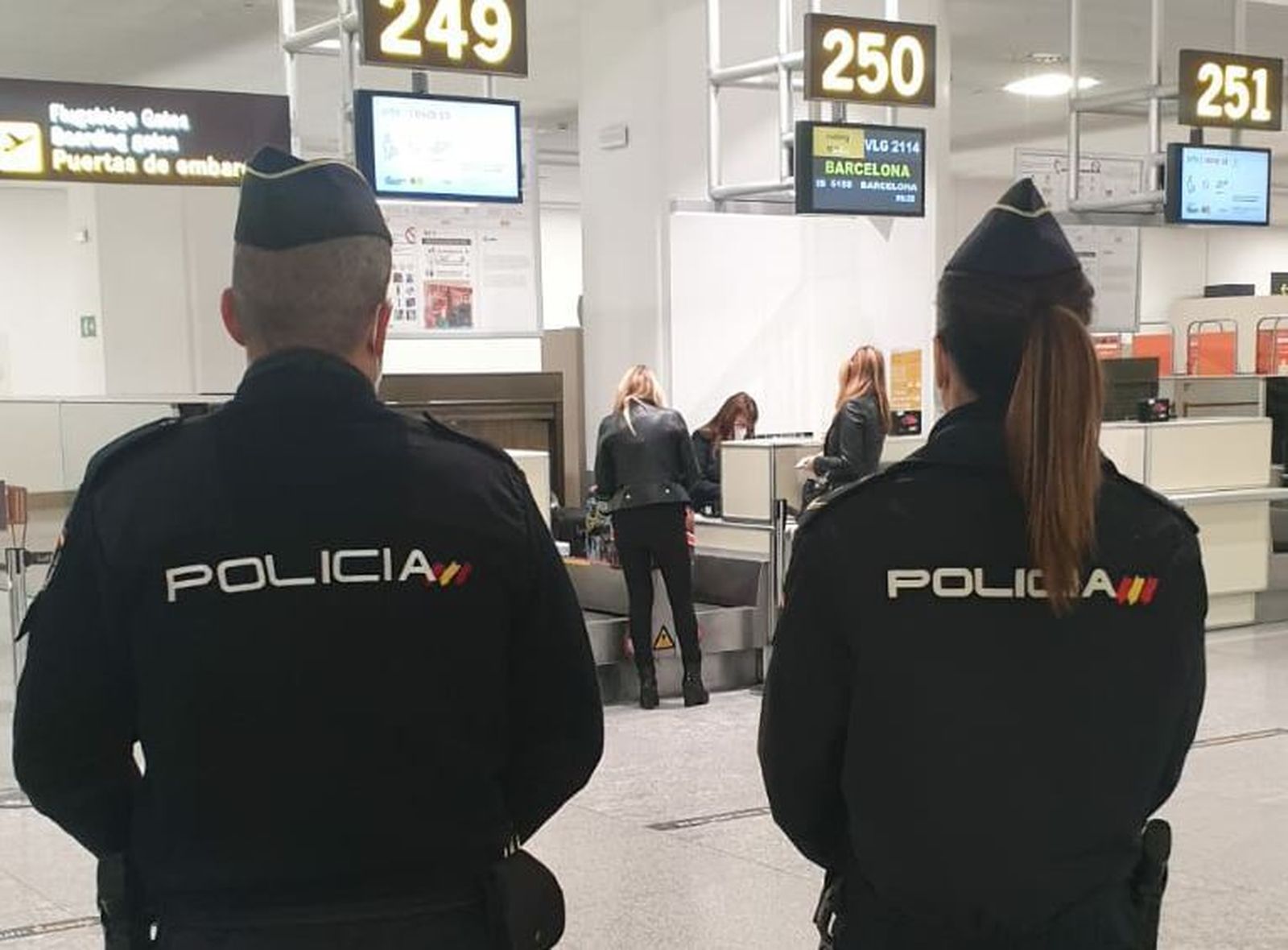 Agentes de la Policía Nacional en el aeropuerto de Málaga.