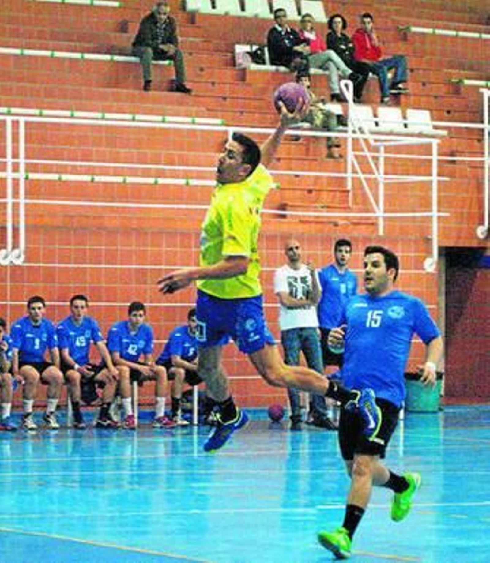 Alejandro Millán se eleva para lanzar a puerta tras un contraataque.