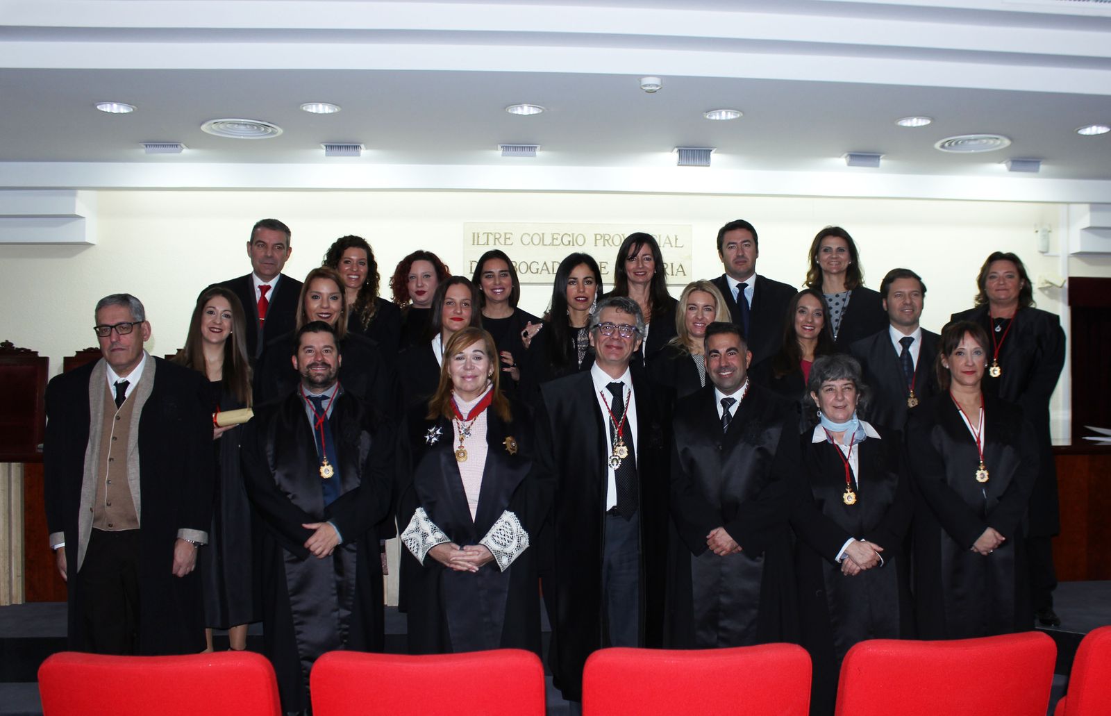 En el centro de la imagen, Juan Luis de Aynat, nuevo decano de los abogados almerienses.