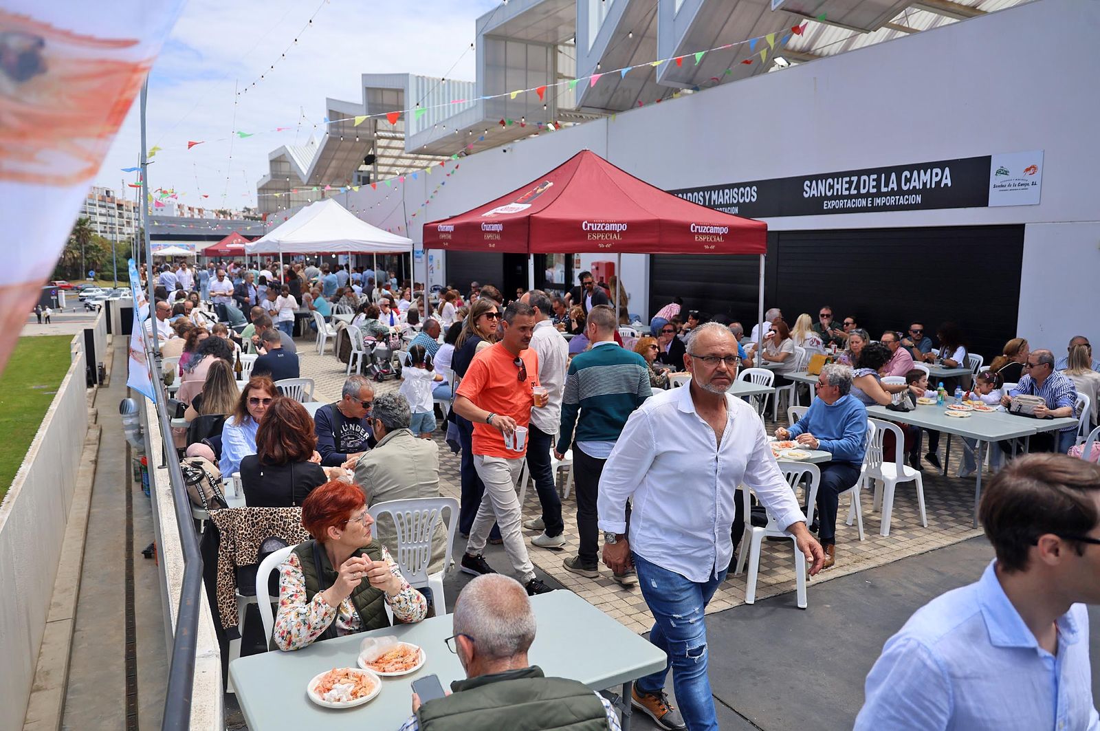 Imágenes del ambiente en la Feria de la Gamba y el Marisco de Huelva