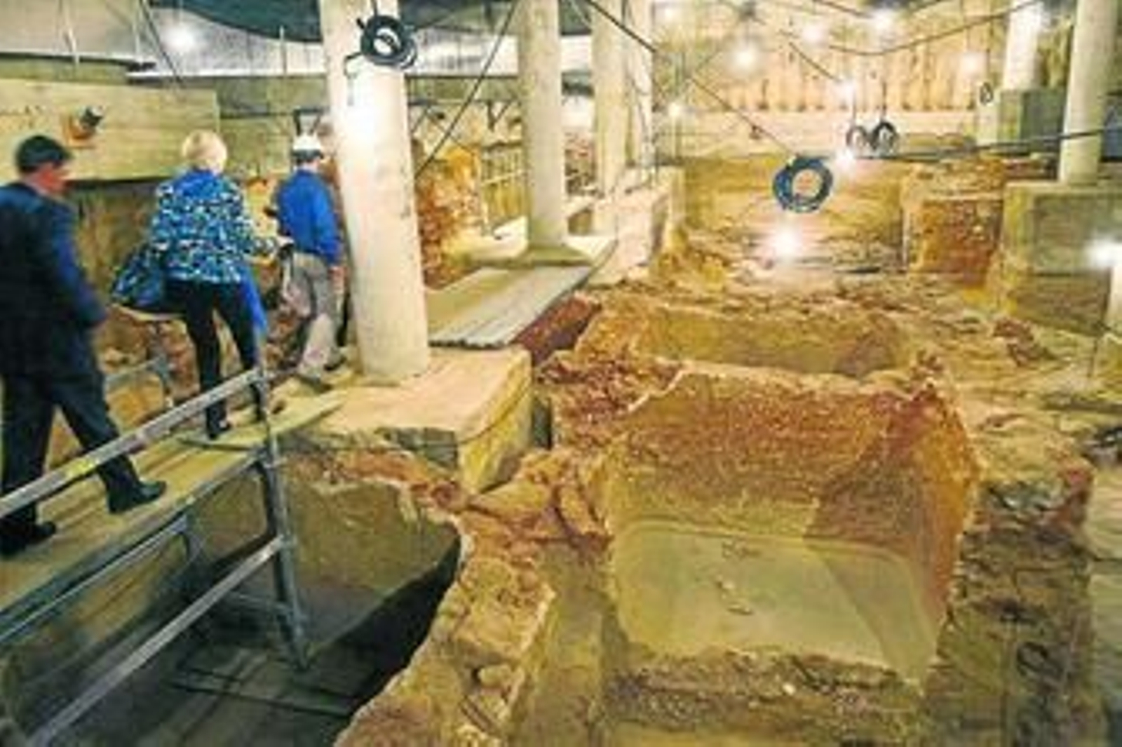 El yacimiento fenicio hallado en el Cómico, en el centro de Cádiz, a ocho metros de profundidad.