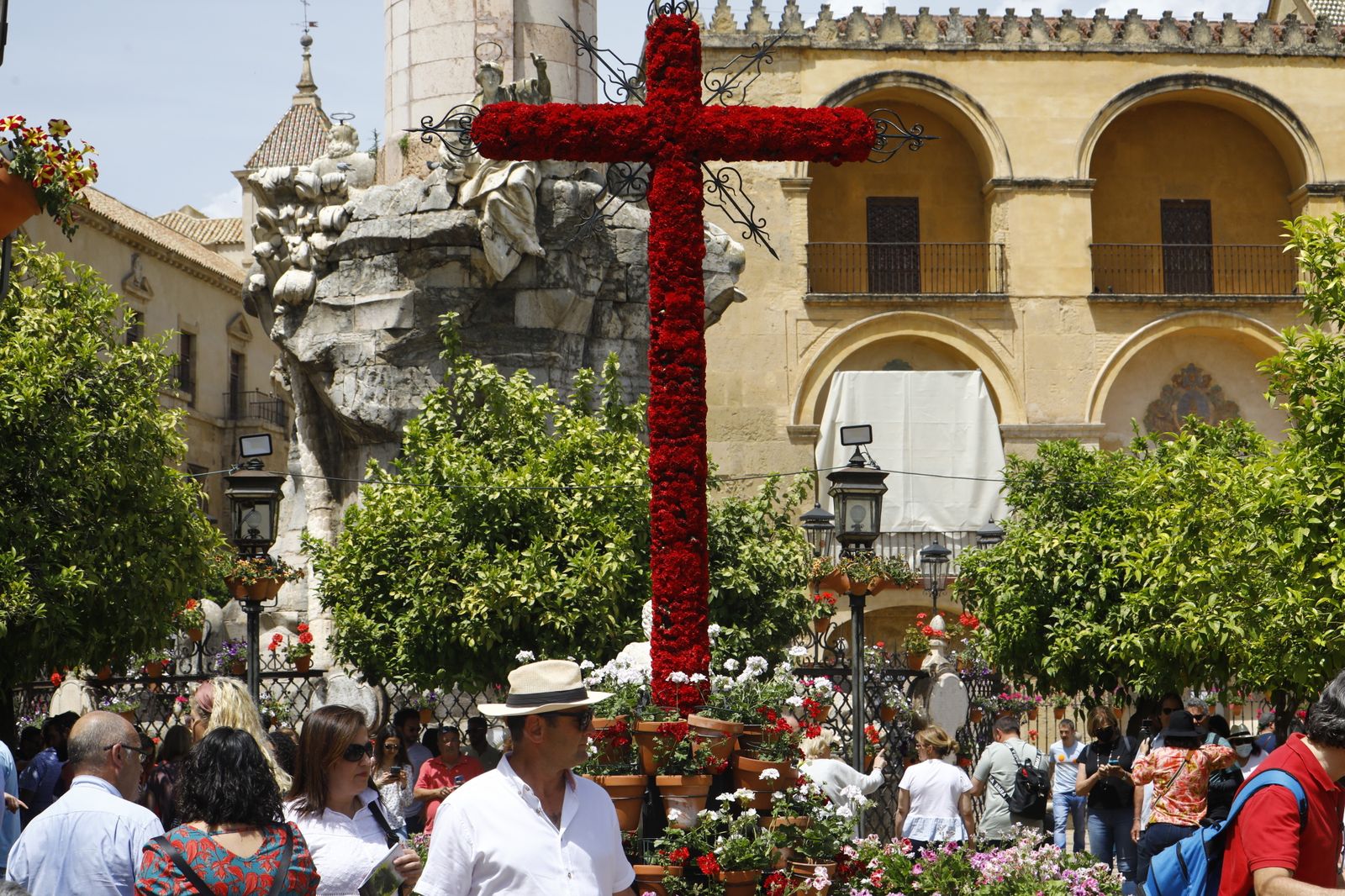 Los turistas abarrotan las calles y Las Cruces de Córdoba, en imágenes