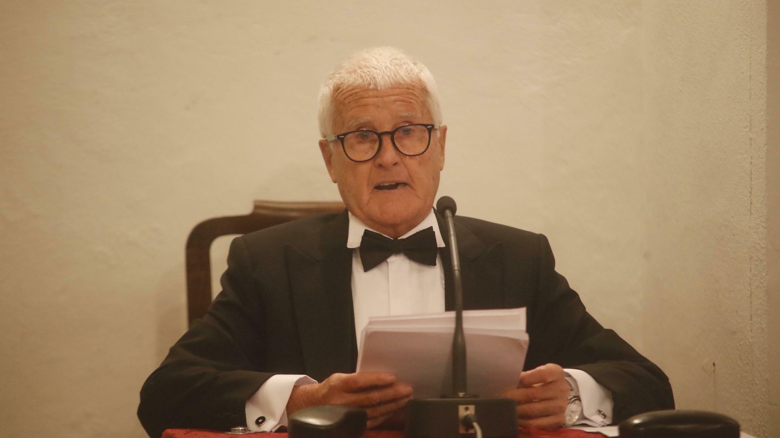 El historiador Alfonso Lazo durante su discurso en el salón de la Casa de los Pinelo.