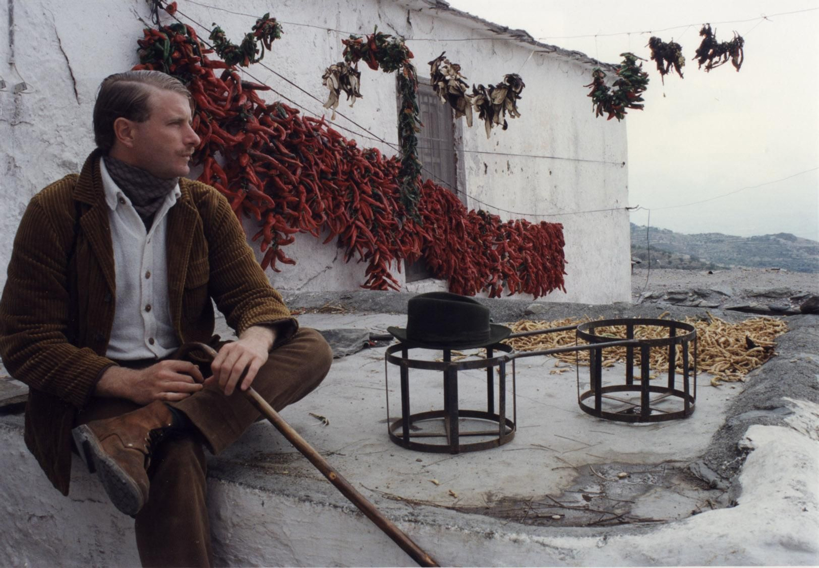 Gerald Brenan en uno de los pueblos de la Alpujarra.