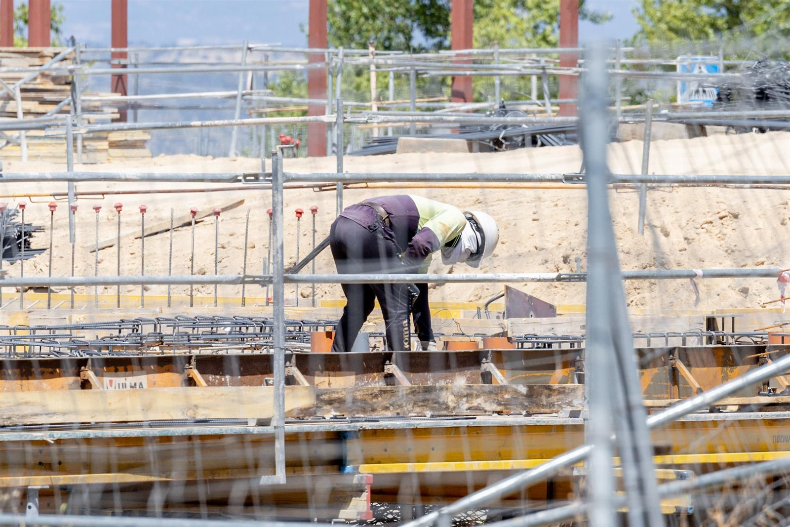 Un obrero trabajando en la construcción