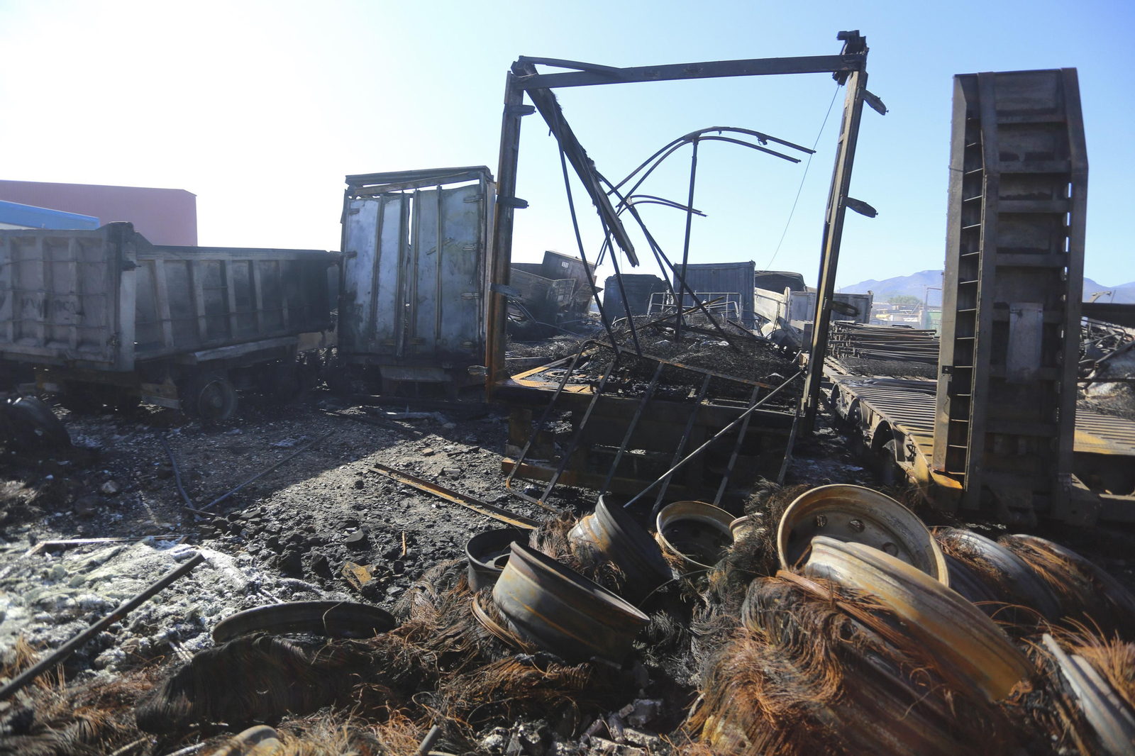 Así ha quedado el desguace del polígono Guadalhorce de Málaga tras el incendio, en fotos