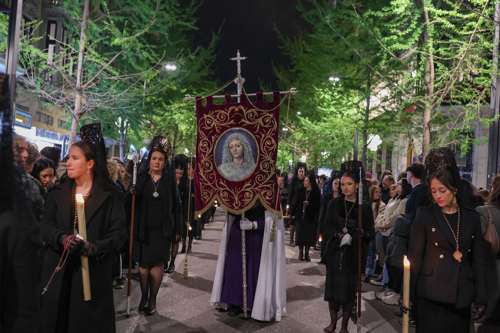 Así recibió la Gran Vía de Colón a la Hermandad de las Penas 2025