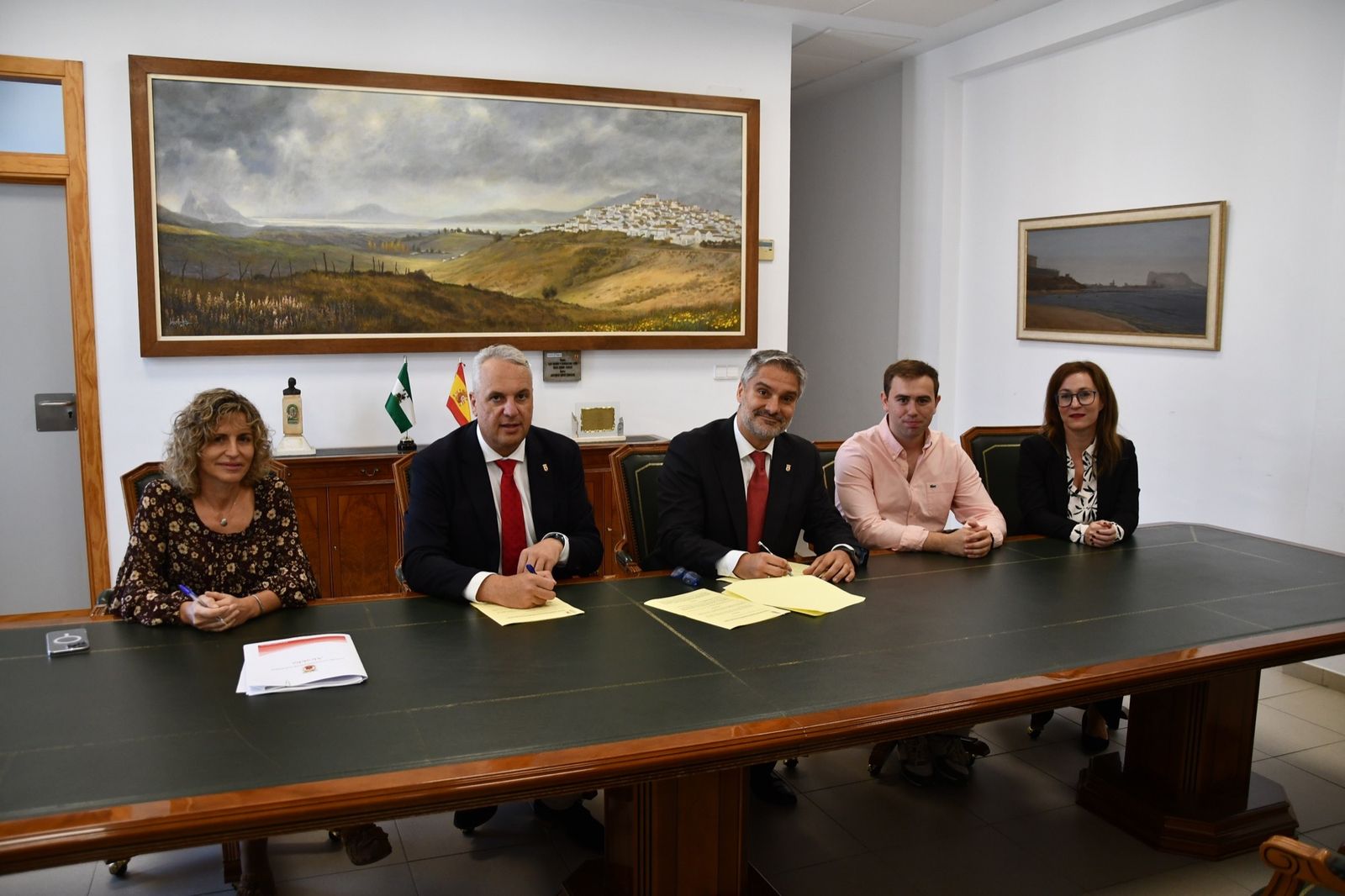 La firma del convenio entre el Ayuntamiento de San Roque y Cepsa.