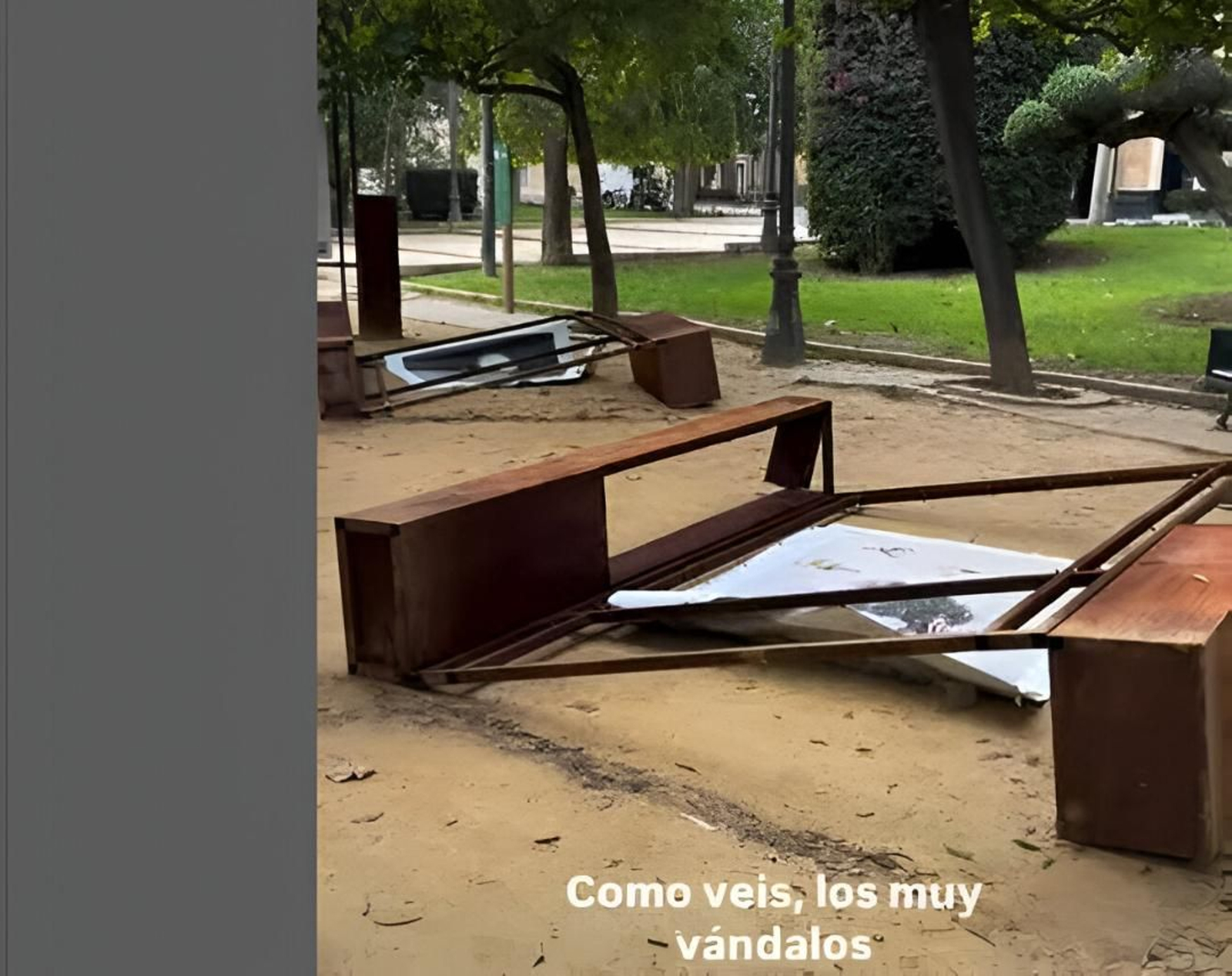 Destrozos en la exposición del Fit en la plaza España