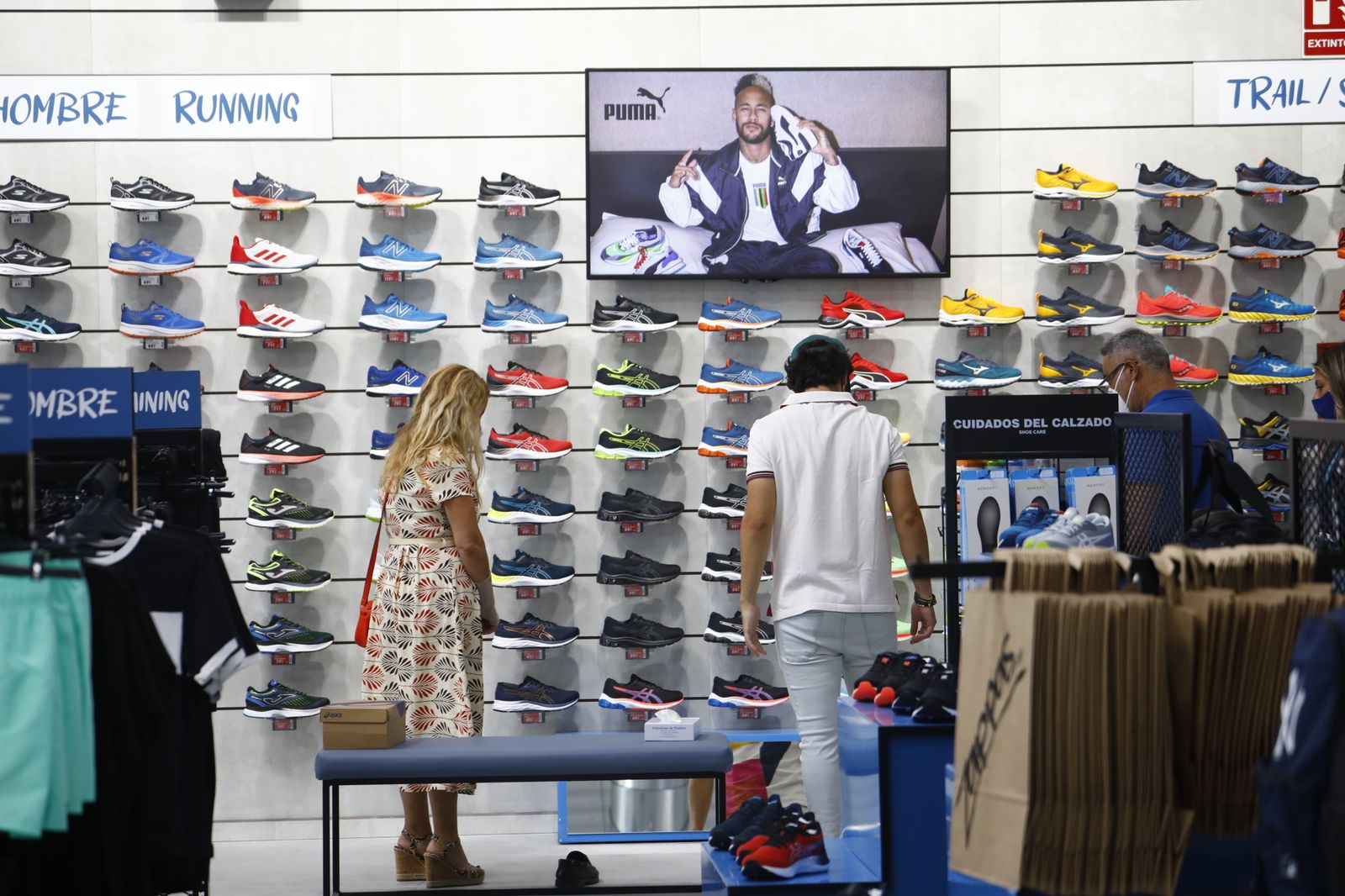 Día de apertura en el parque comercial Los Patios de Azahara de Córdoba, en imágenes