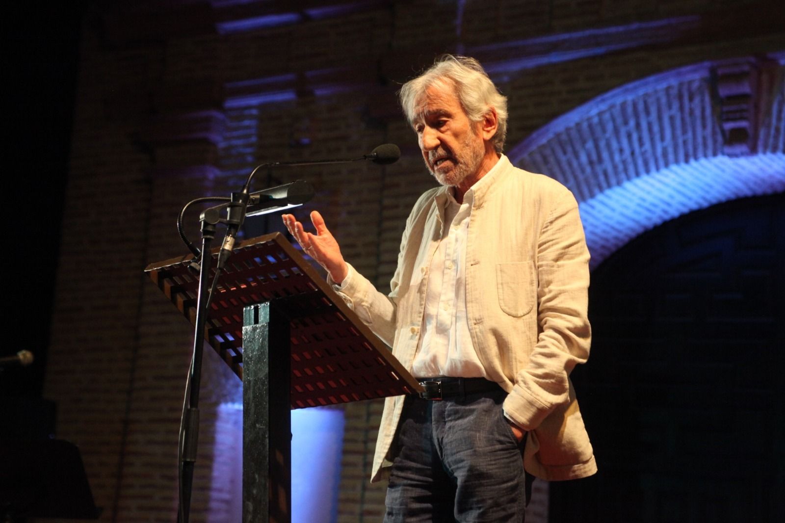 El Festival Internacional 'Poesía en el Laurel' reconoce en Granada la trayectoria del actor José Sacristán