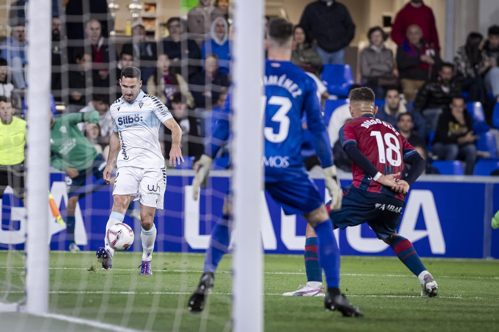 Las imágenes del partido entre el Huesca y el Cádiz C.F