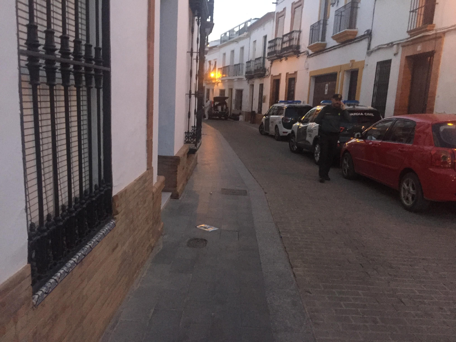 La Guardia Civil custodia la calle Delgado Hernández, donde se produjeron los hechos, en la tarde de ayer.