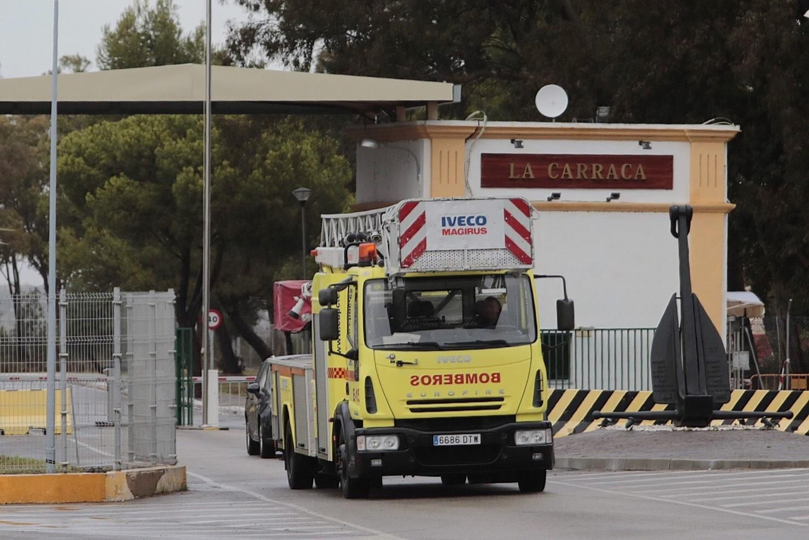 Uno de los camiones de bomberos que intervino en el accidente ocurrido en el Arsenal de La Carraca, al salir del recinto.