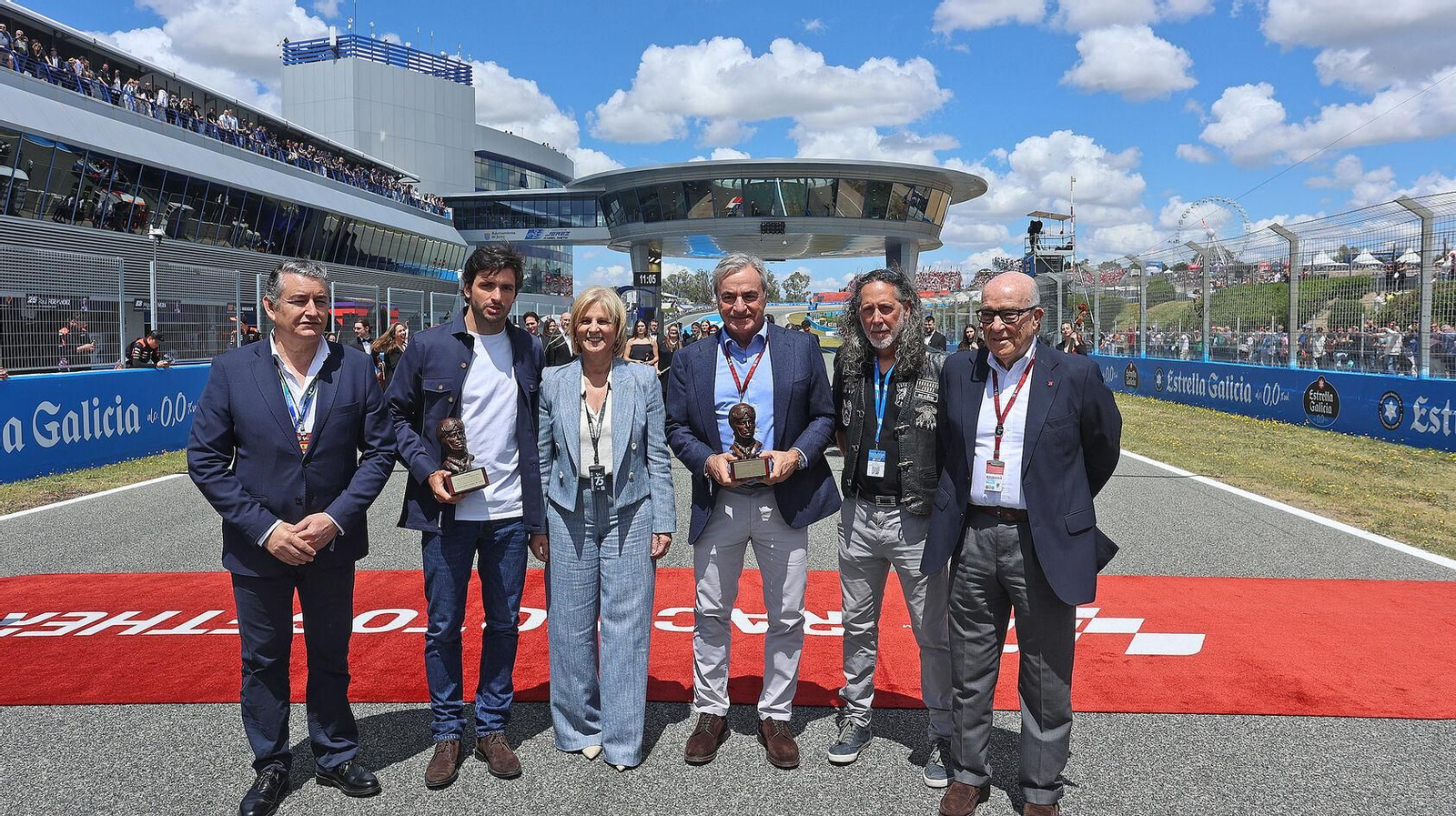 Antonio Sanz, Carlos Sainz jr., María José García.-Pelayo, Carlos Sainz, Pepe Hermosín y Carmelo Ezpeleta, en el pasado Gran Premio de España de MotoGP.