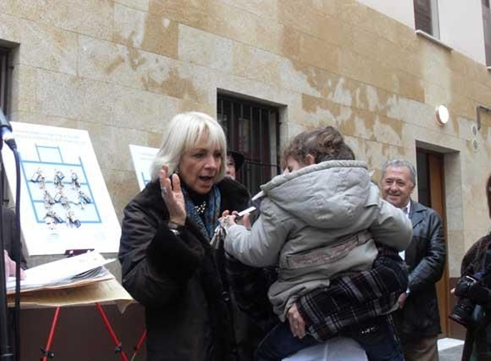 Teófila Martínez ha entregado dos promociones de viviendas del programa municipal en el barrio de Santa María de Cádiz./Fotos: A.G.

Foto: A.G.