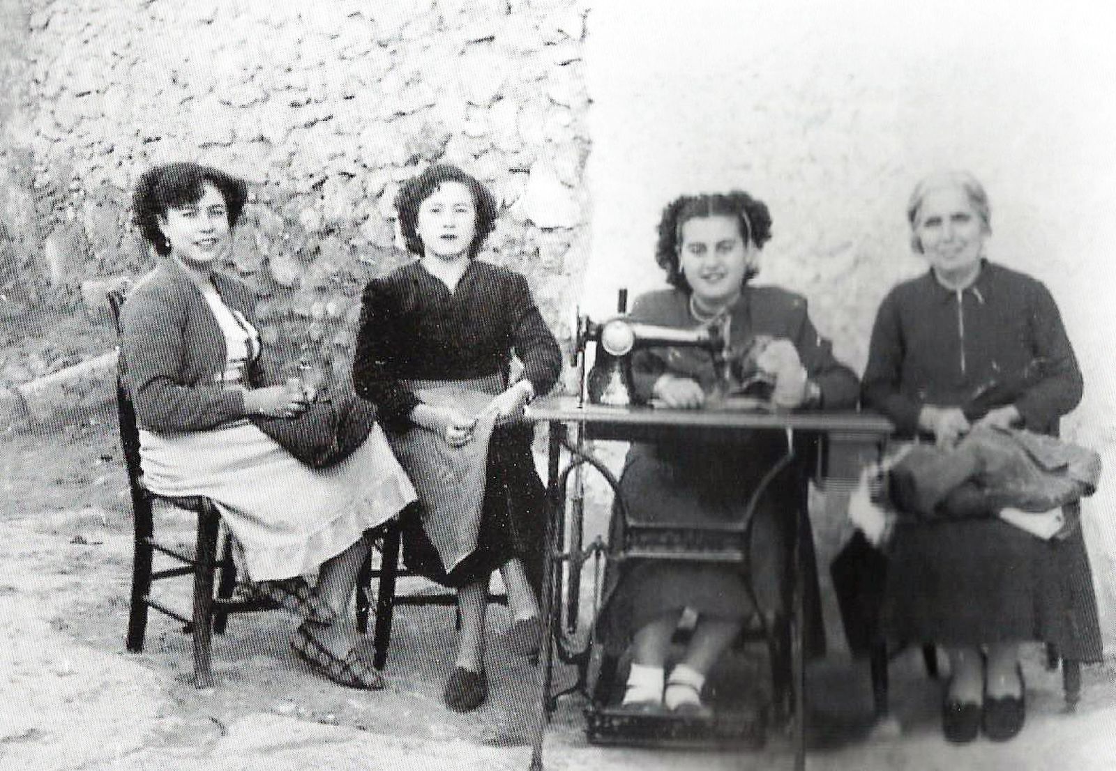 Una tarde de costura en 1954, donde aparece Nieves Artes, su prima Nieves Artés, Conce Alonso y Librada López.