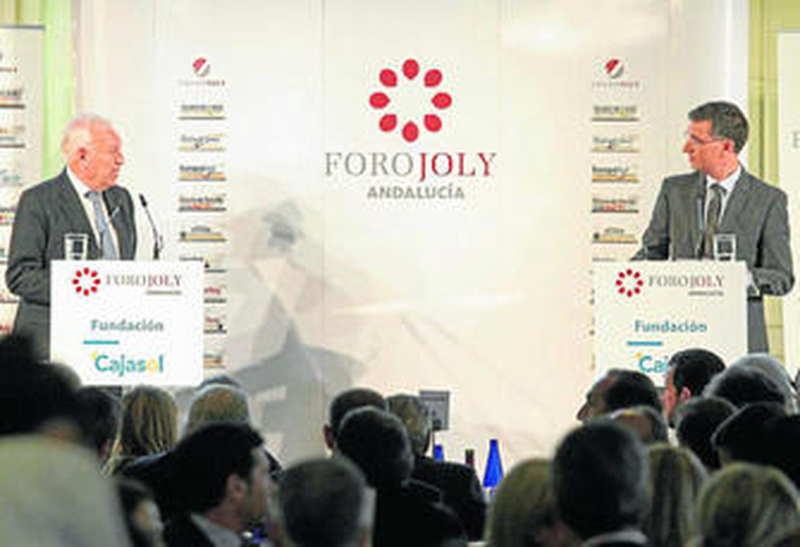 El ministro de Exteriores, José Manuel García-Margallo, responde a una pregunta del director de Europa Sur, Javier Chaparro.