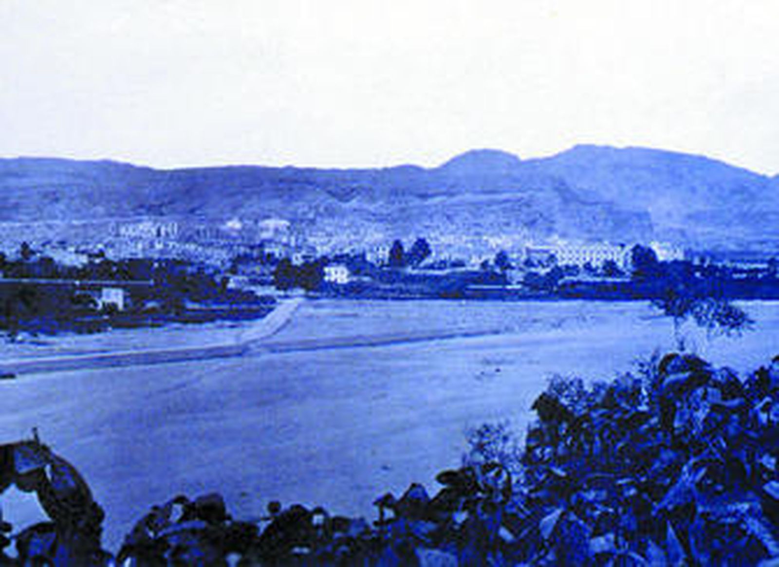 El libro habla de Cuevas en el  siglo XIX.