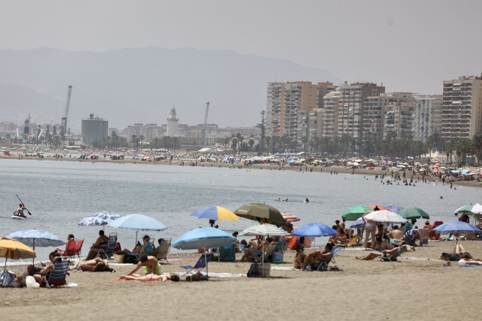 Gran ambiente en las playas de Málaga en plena jornada electoral