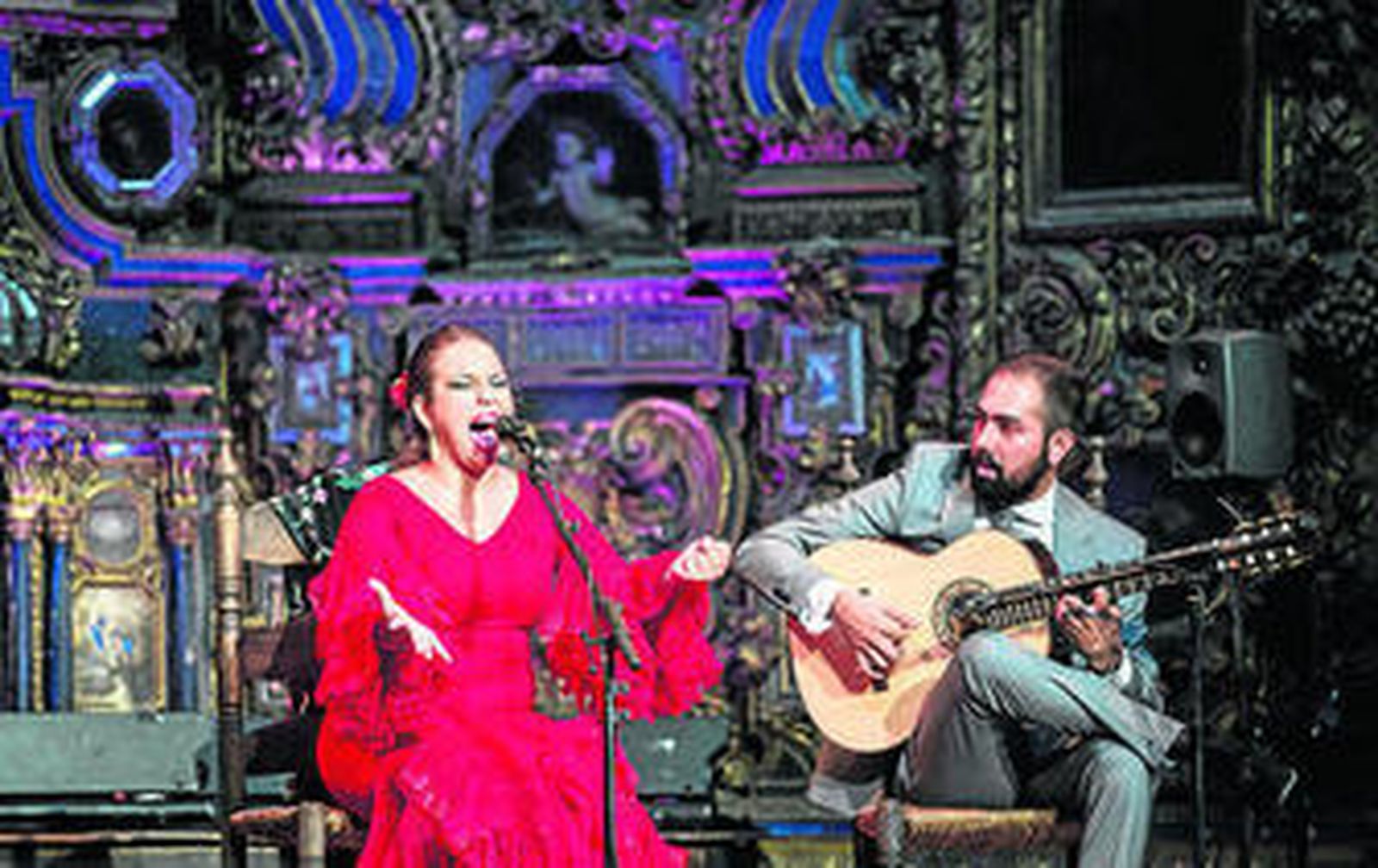 María Terremoto, junto al guitarrista Nono Jero, en la iglesia de San Luis.