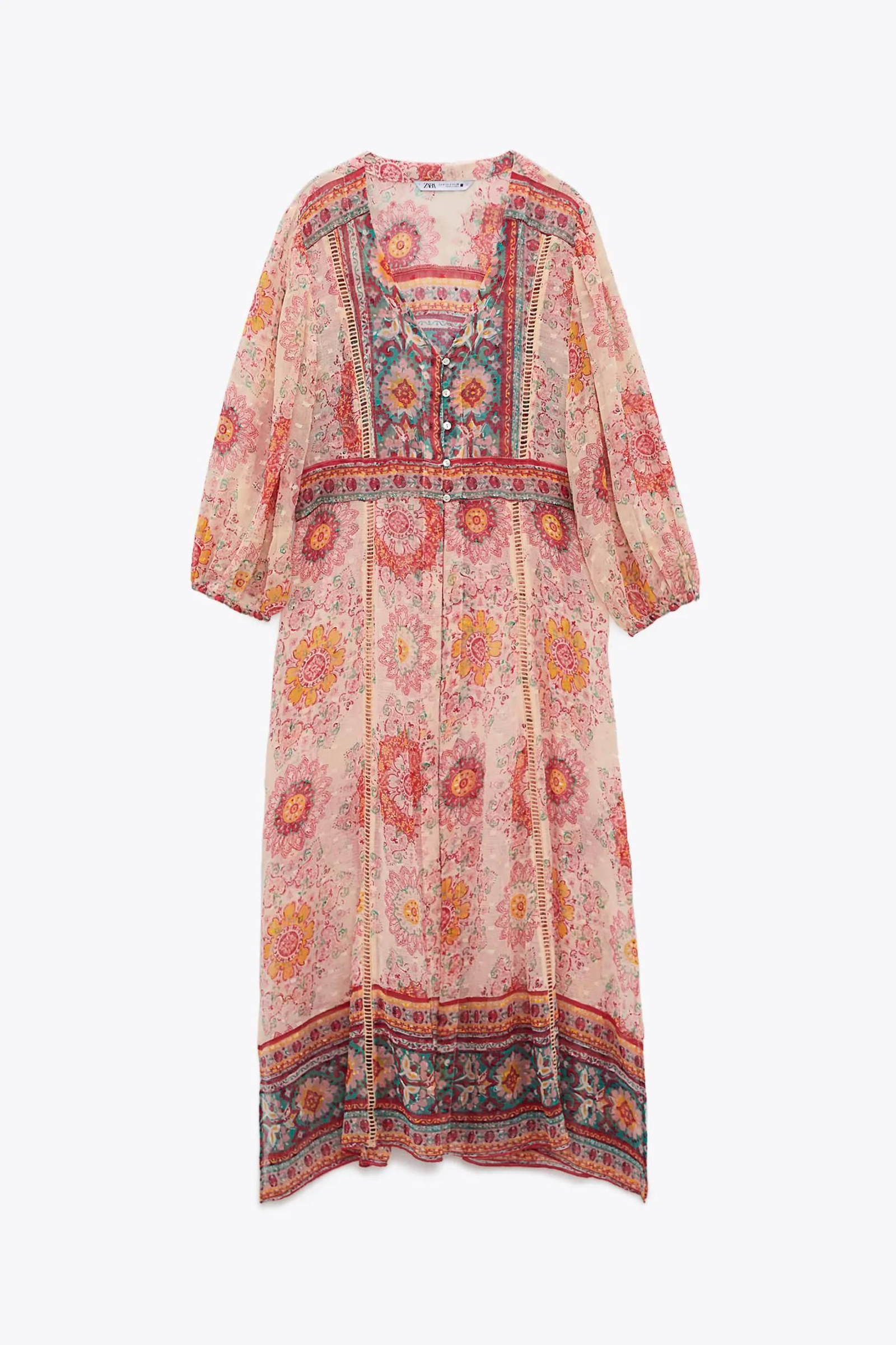 Vestido tipo caftán con estampado étnico de Zara.
