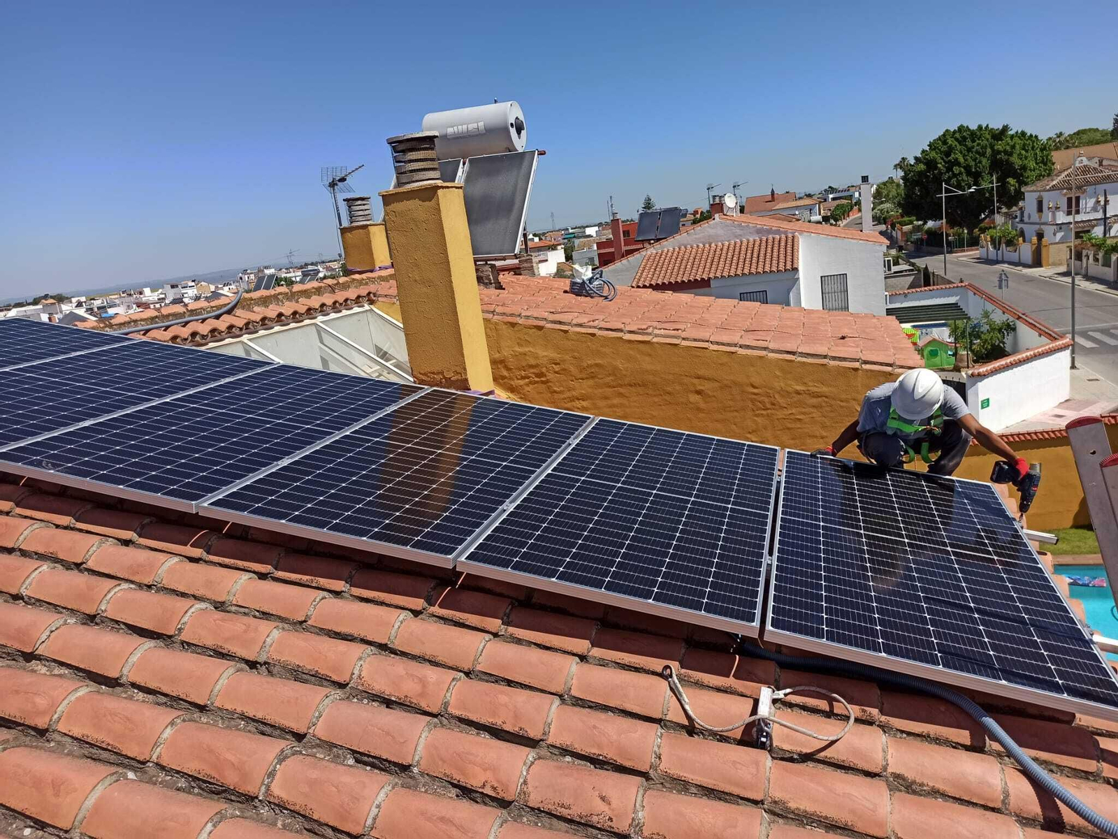 Instalación de placas solares en el tejado de una vivienda.