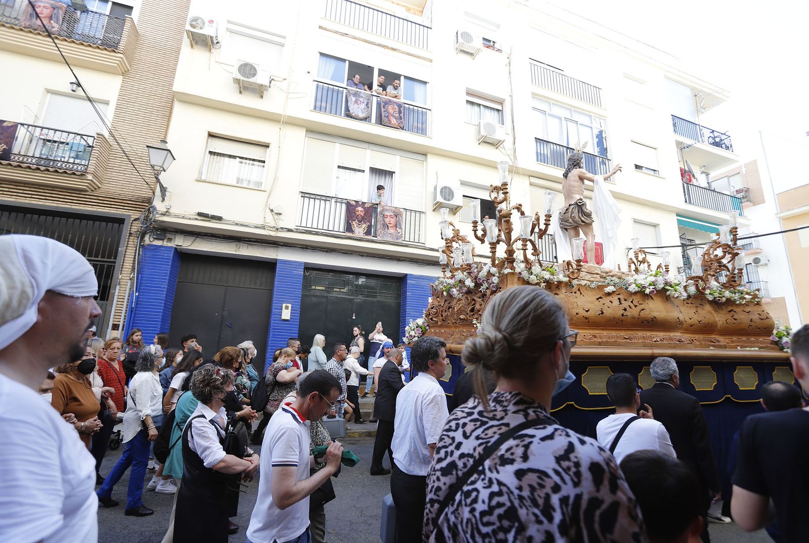 El Resucitado procesiona por el barrio de la Hispanidad de Huelva