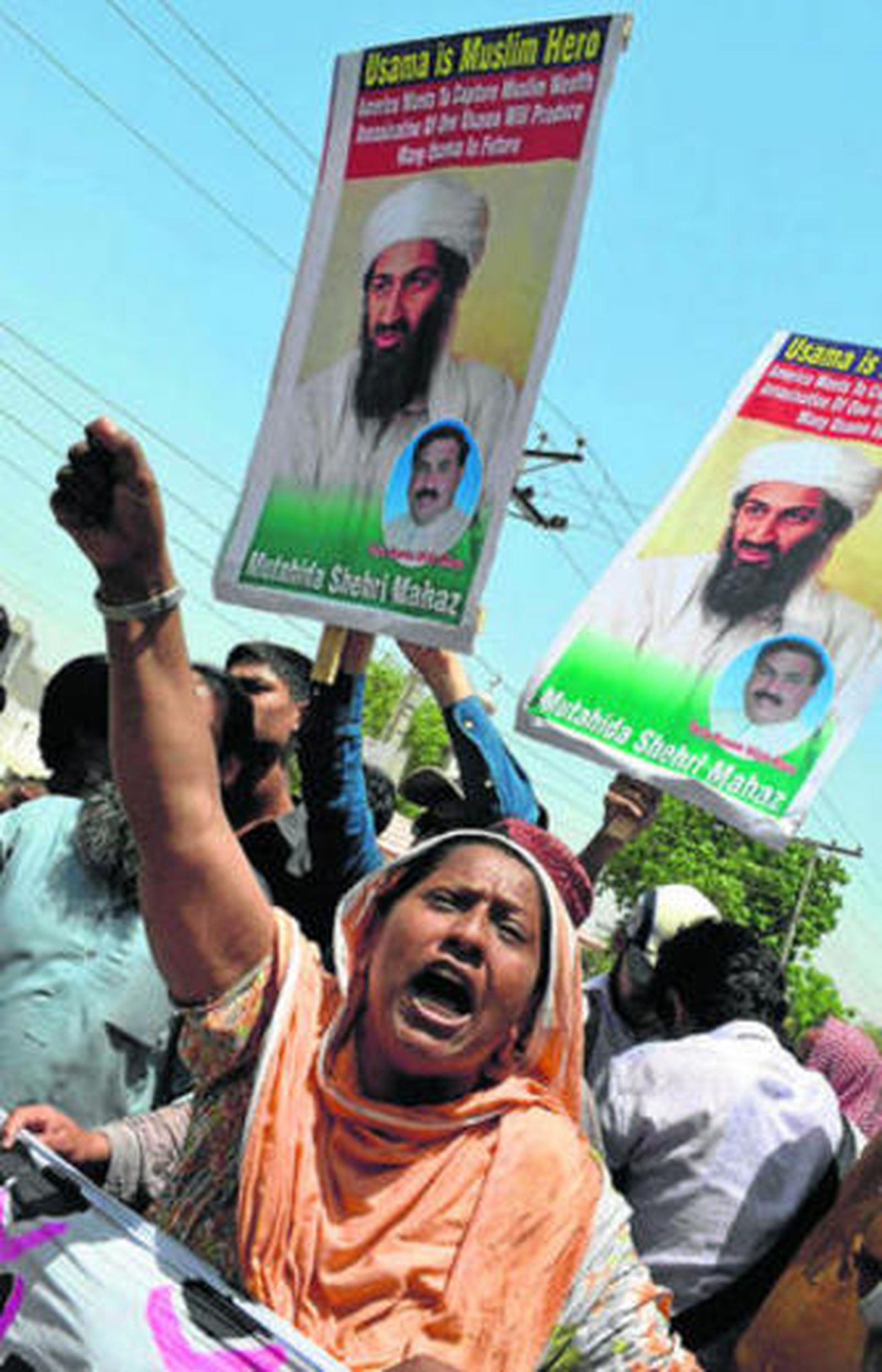 Mujeres paquistaníes gritan consignas contra EEUU en Multan.