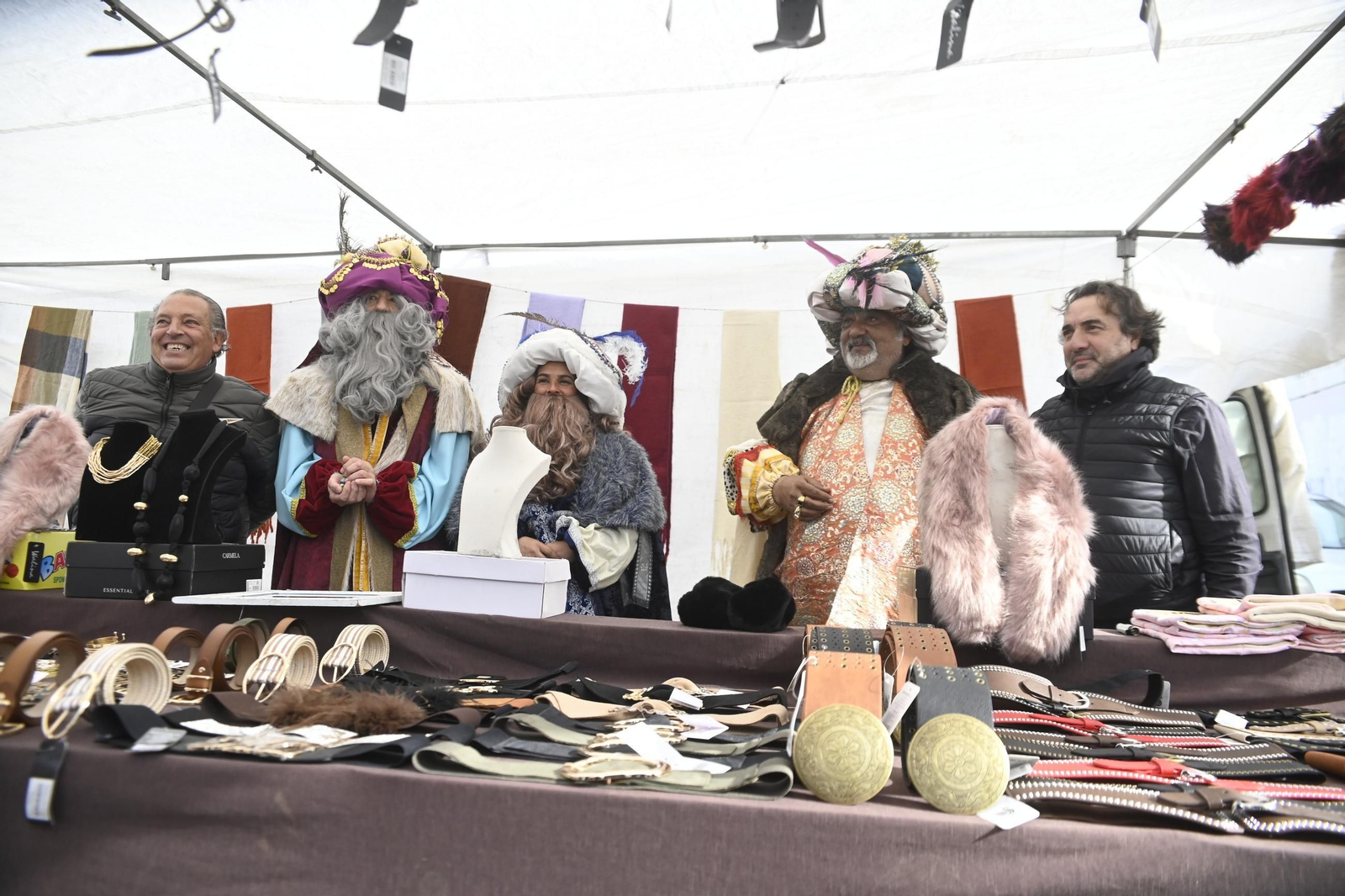 Los Reyes Magos visitan el mercadillo de El Arenal
