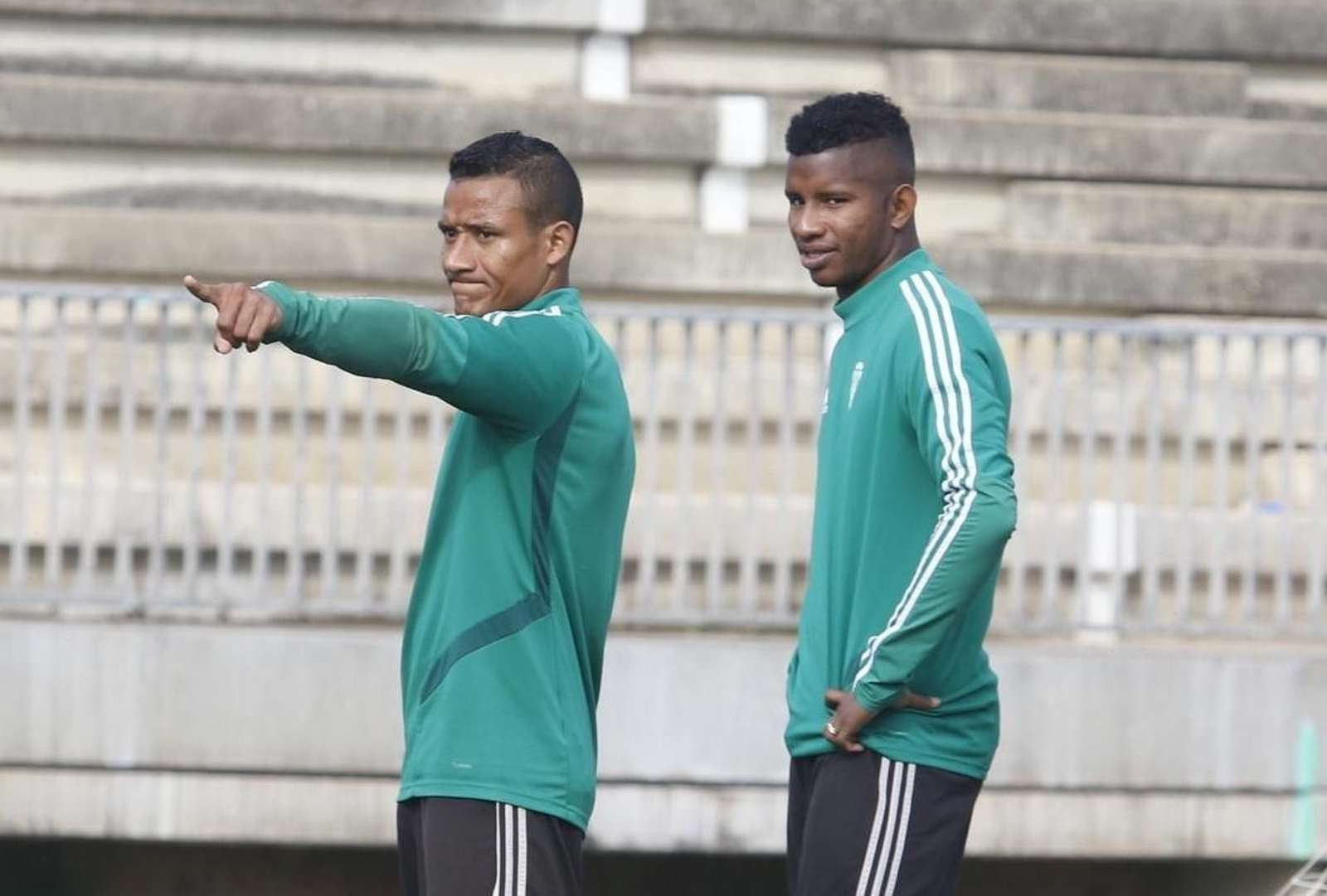Luis Garrido hace un gesto durante un entrenamiento en compañía de Fidel Escobar.